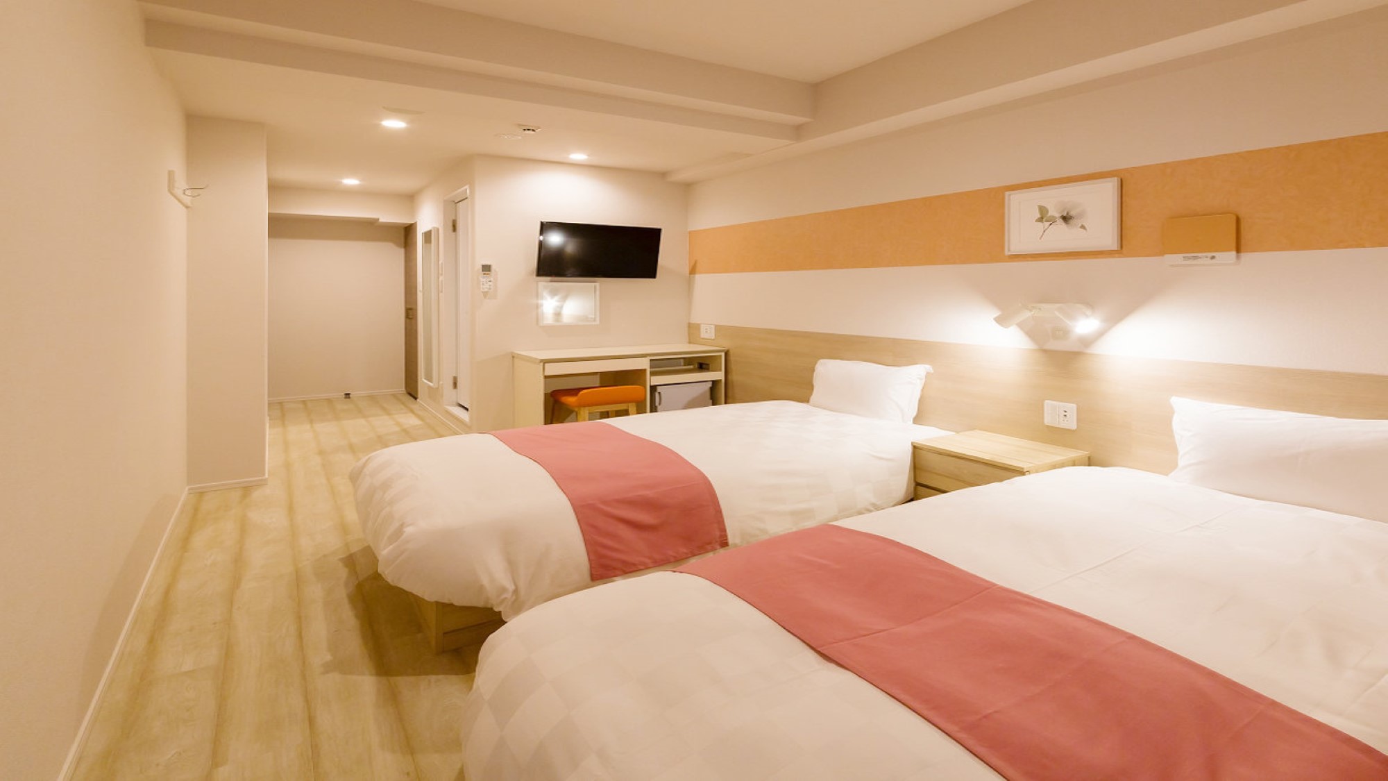 【ツイン：Twin Room】白を基調とした清潔感漂う洗練された客室です。
