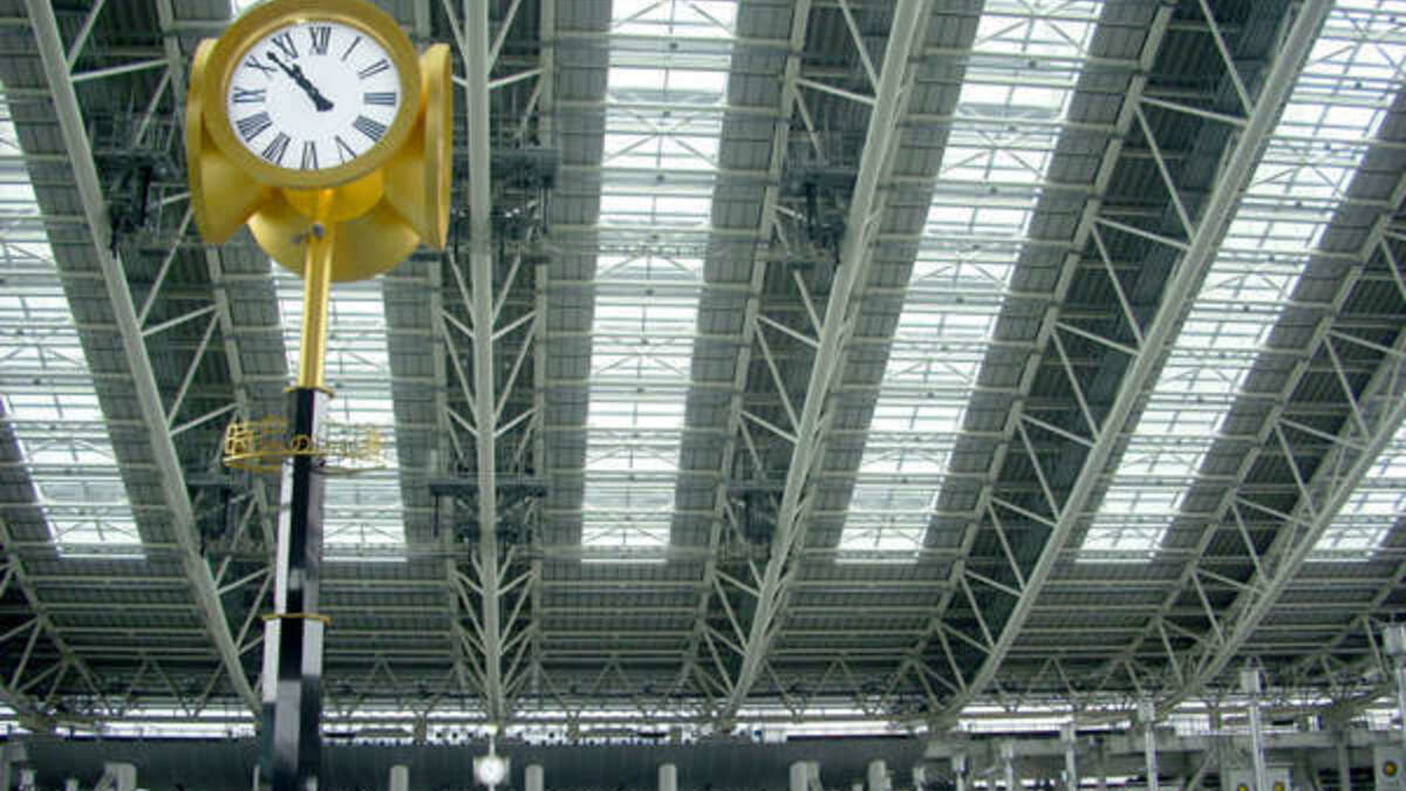 【梅田・時空（とき）の広場】大阪を中心とする大阪ステーション。待ち合わせの時計台です。