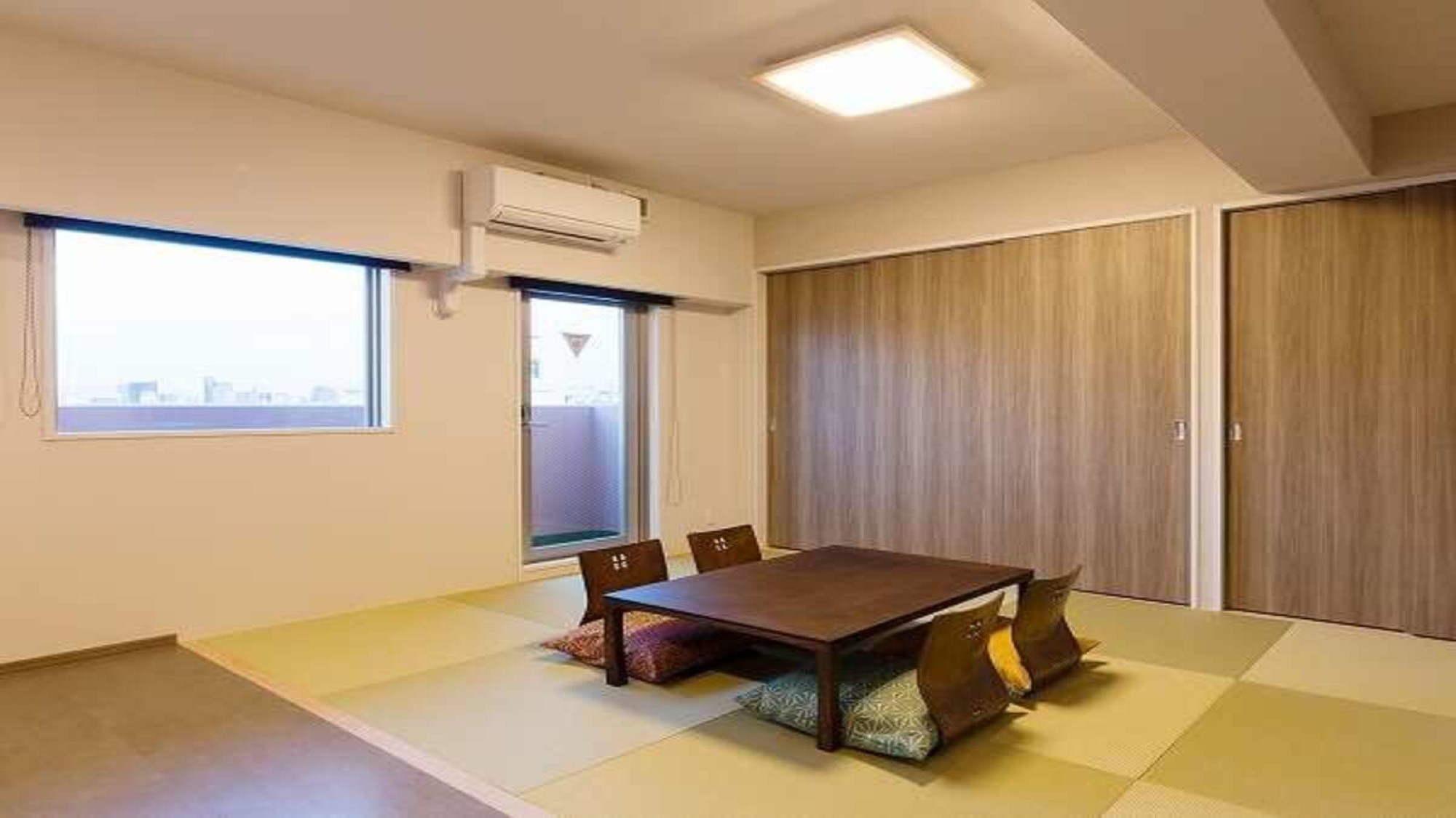 【和洋デラックス】日本の「和」を感じることができる客室内の雰囲気。靴を脱いでおくつろぎください。