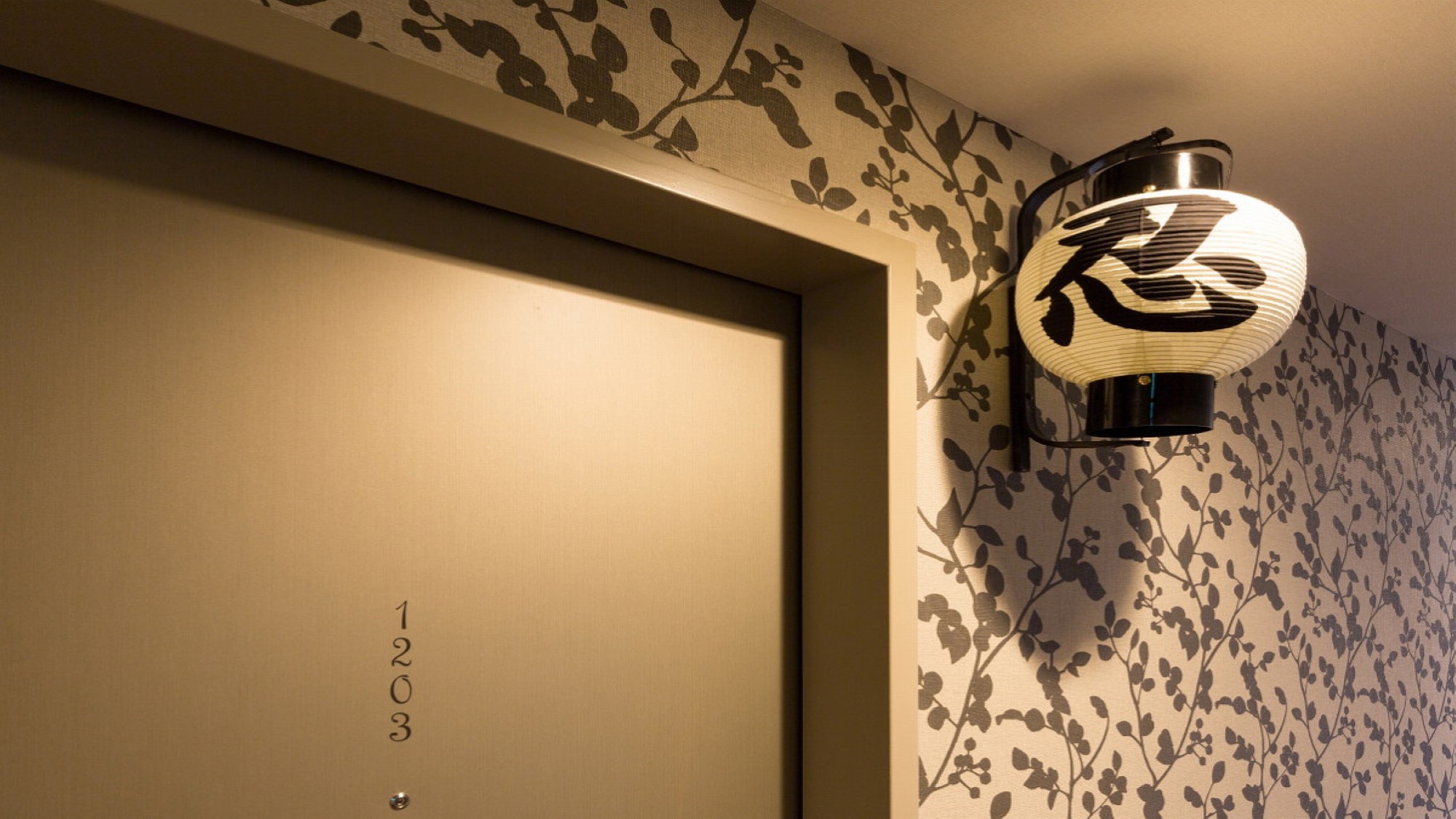 【忍者部屋：Ninja Room】エントランスには提灯が・・！忍者を室限定です。
