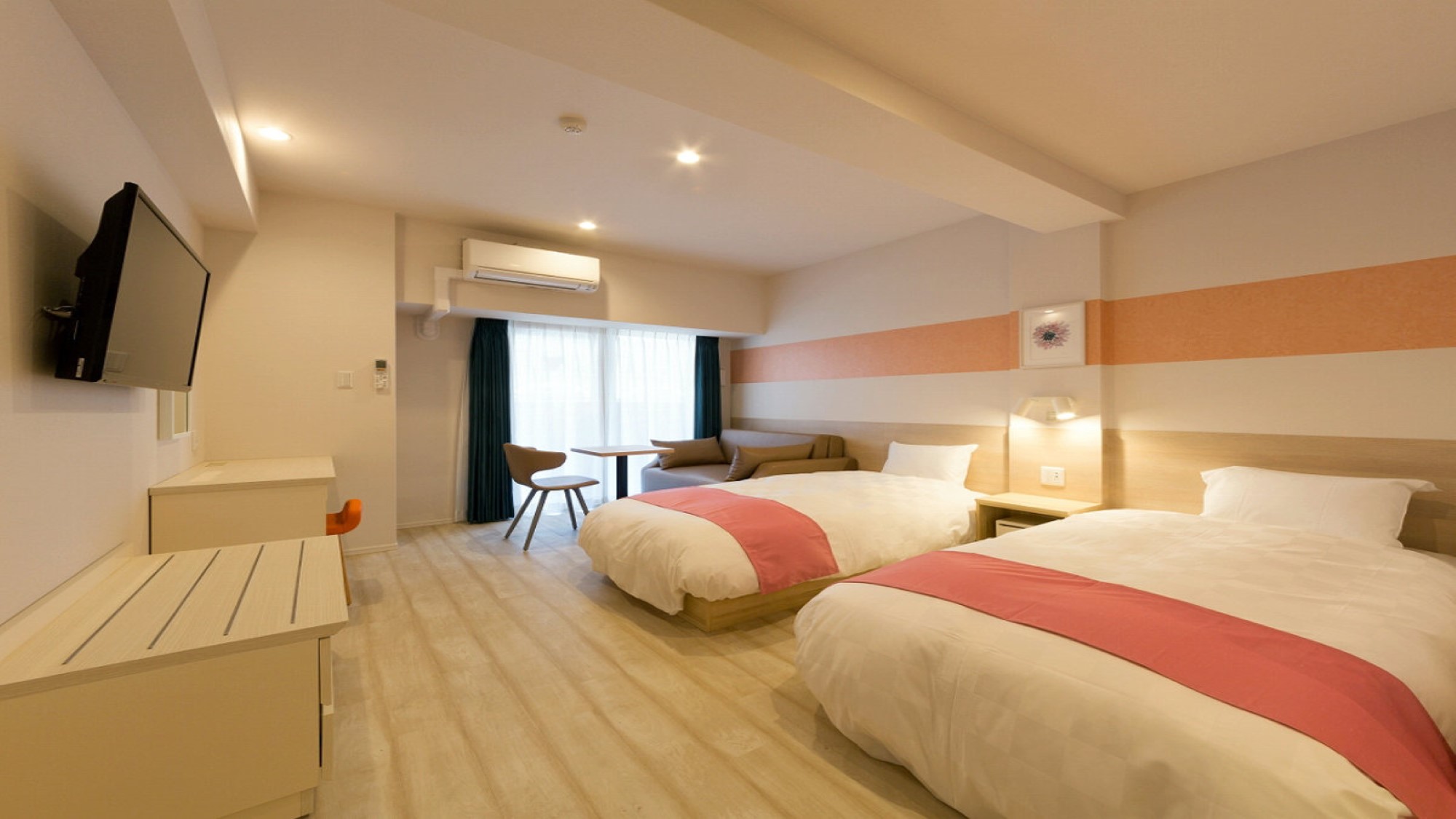 【スーペリアツイン：Superior Twin Room】シーティングエリアで観光の計画を…