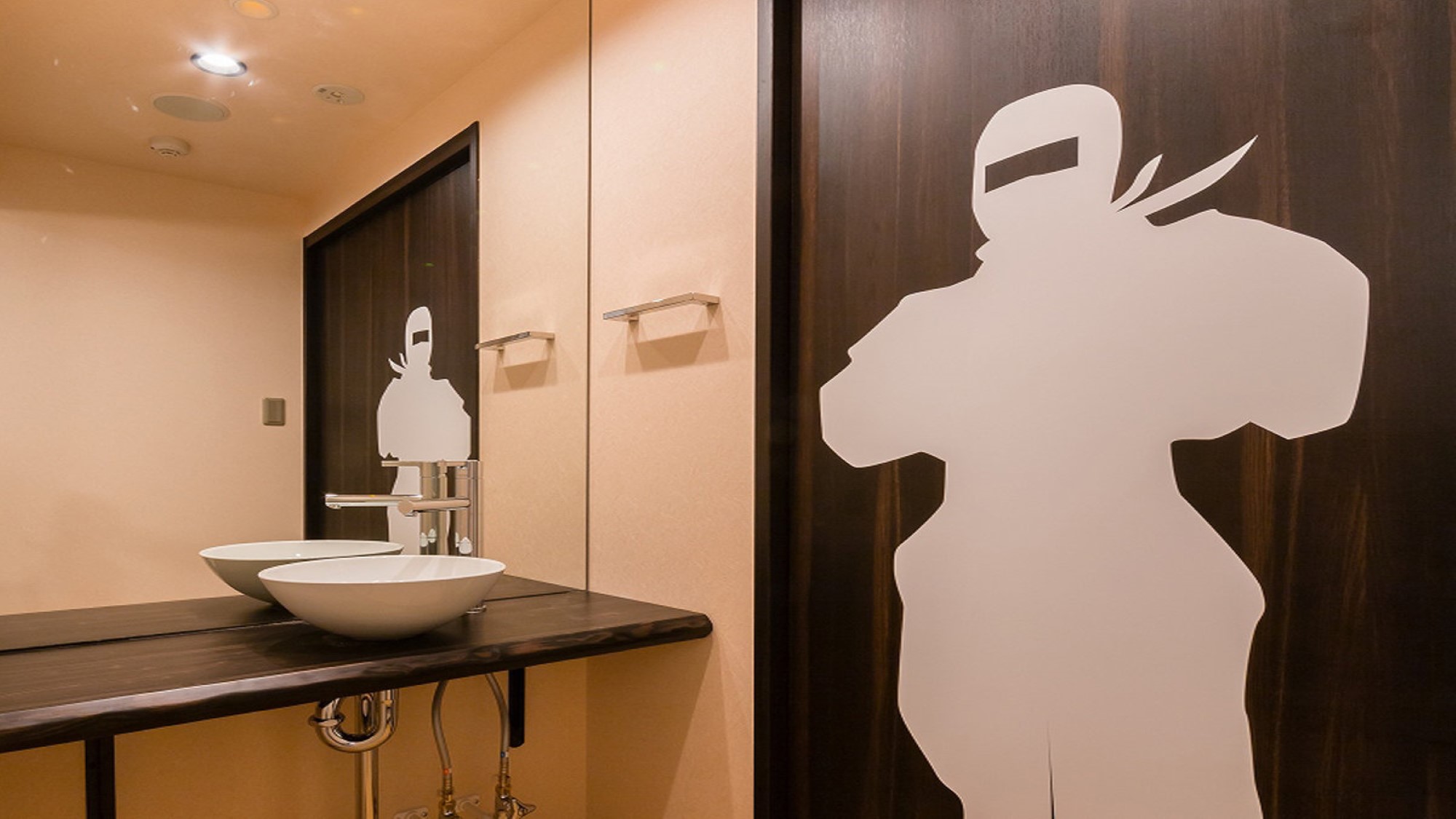 【忍者部屋：Ninja Room】忍者をモチーフにした当館に1部屋だけの和洋室「忍び部屋」。1室限定