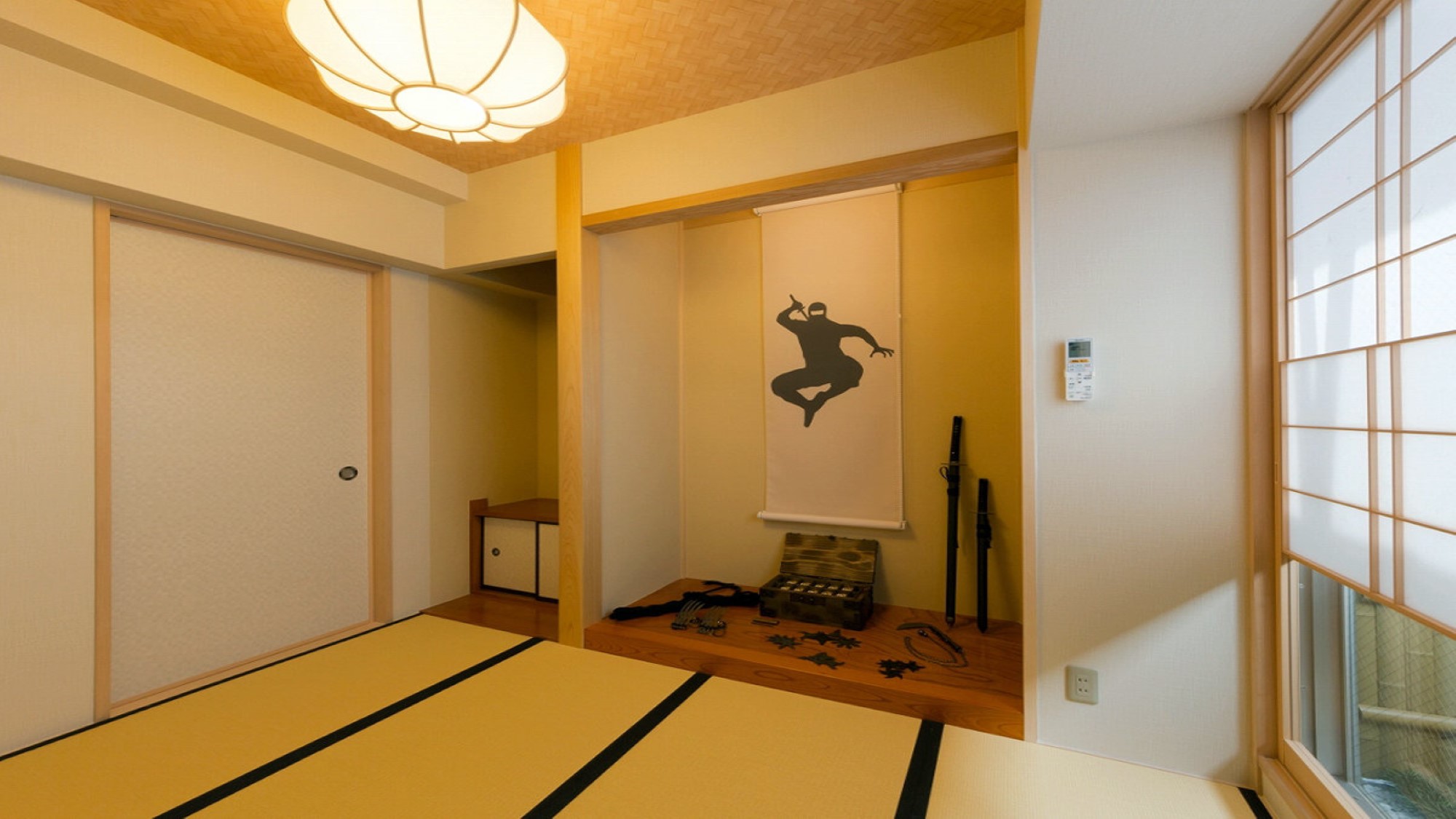【忍者部屋：Ninja Room】忍者をモチーフにした当館に1部屋だけの和洋室「忍び部屋」。
