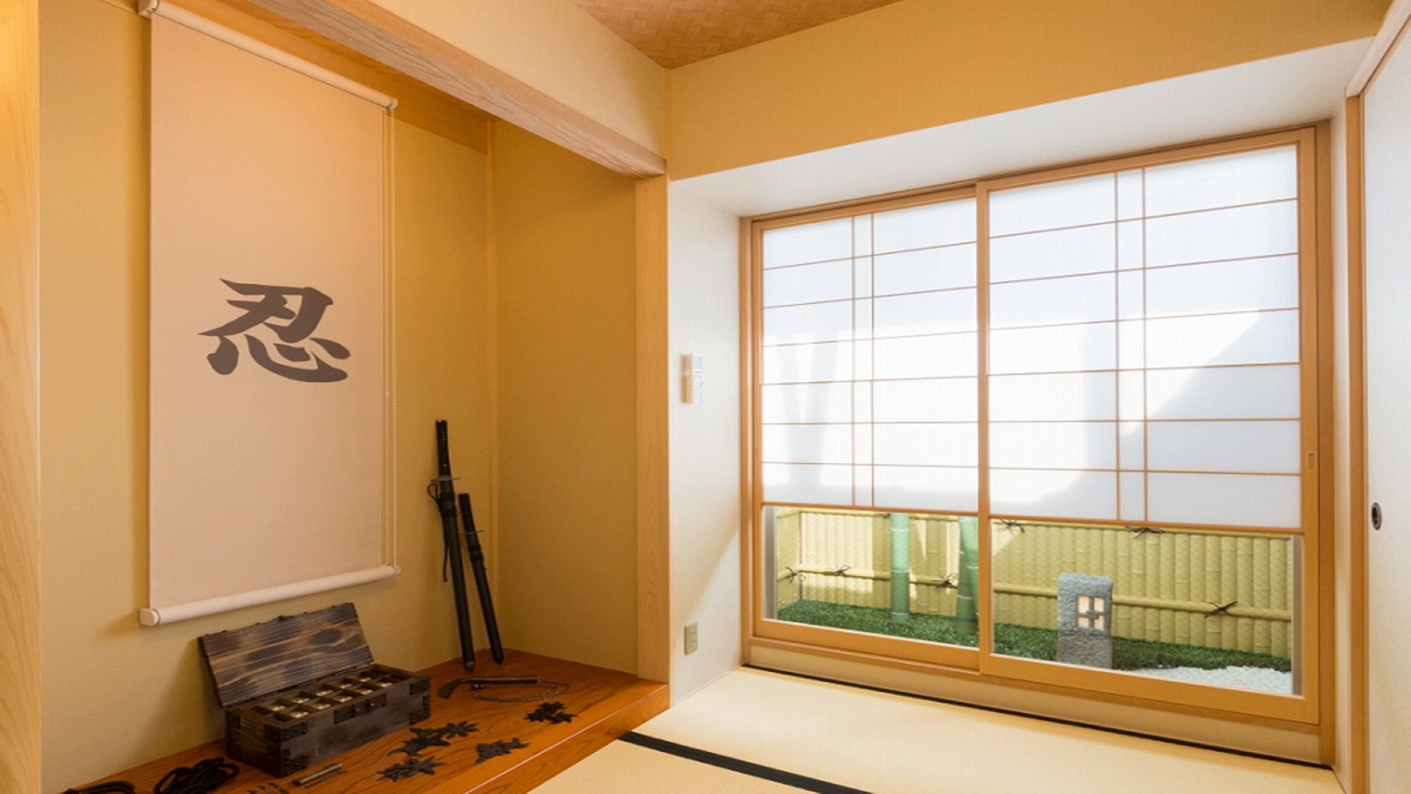 【忍者部屋：Ninja Room】忍者をモチーフにした当館に1部屋だけの和洋室「忍び部屋」。1室限定