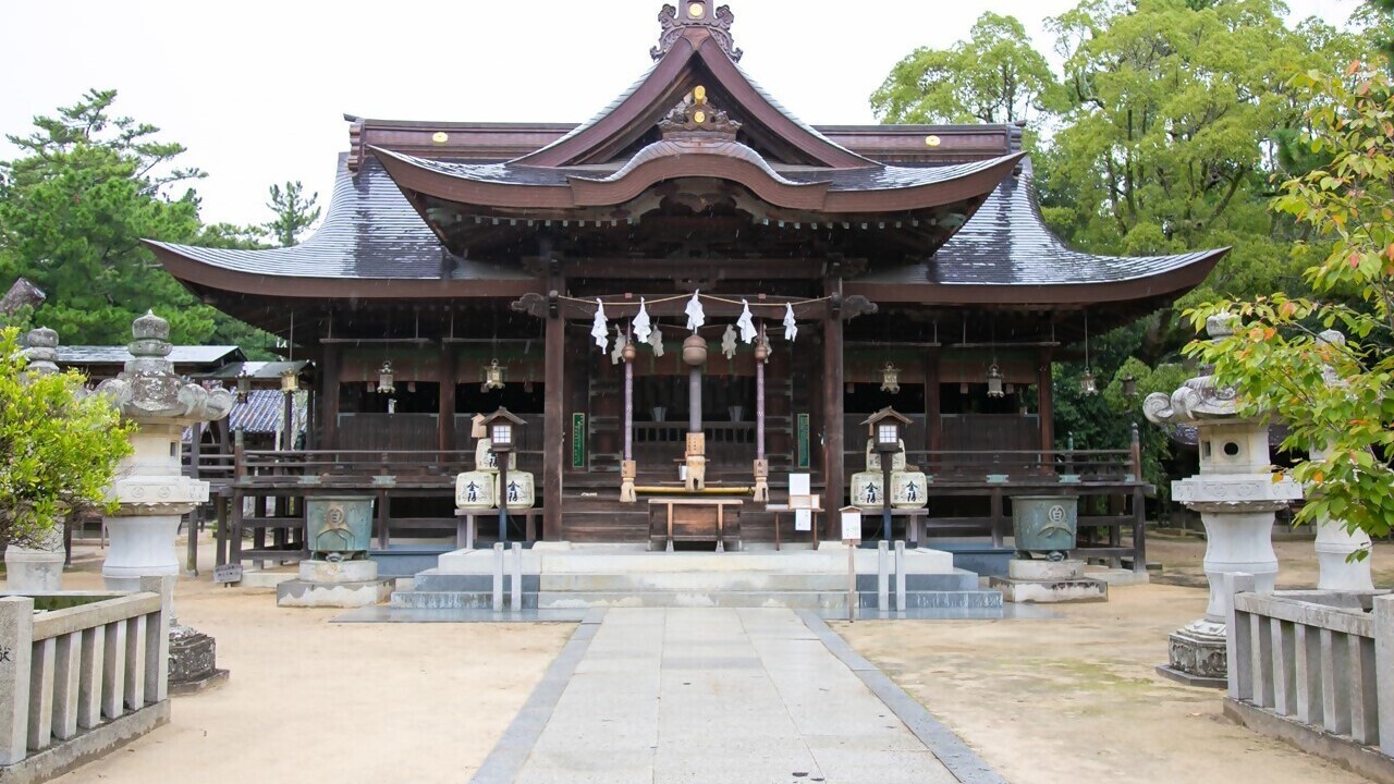 白鳥神社　　ホテルから徒歩で約11分、車で約2分