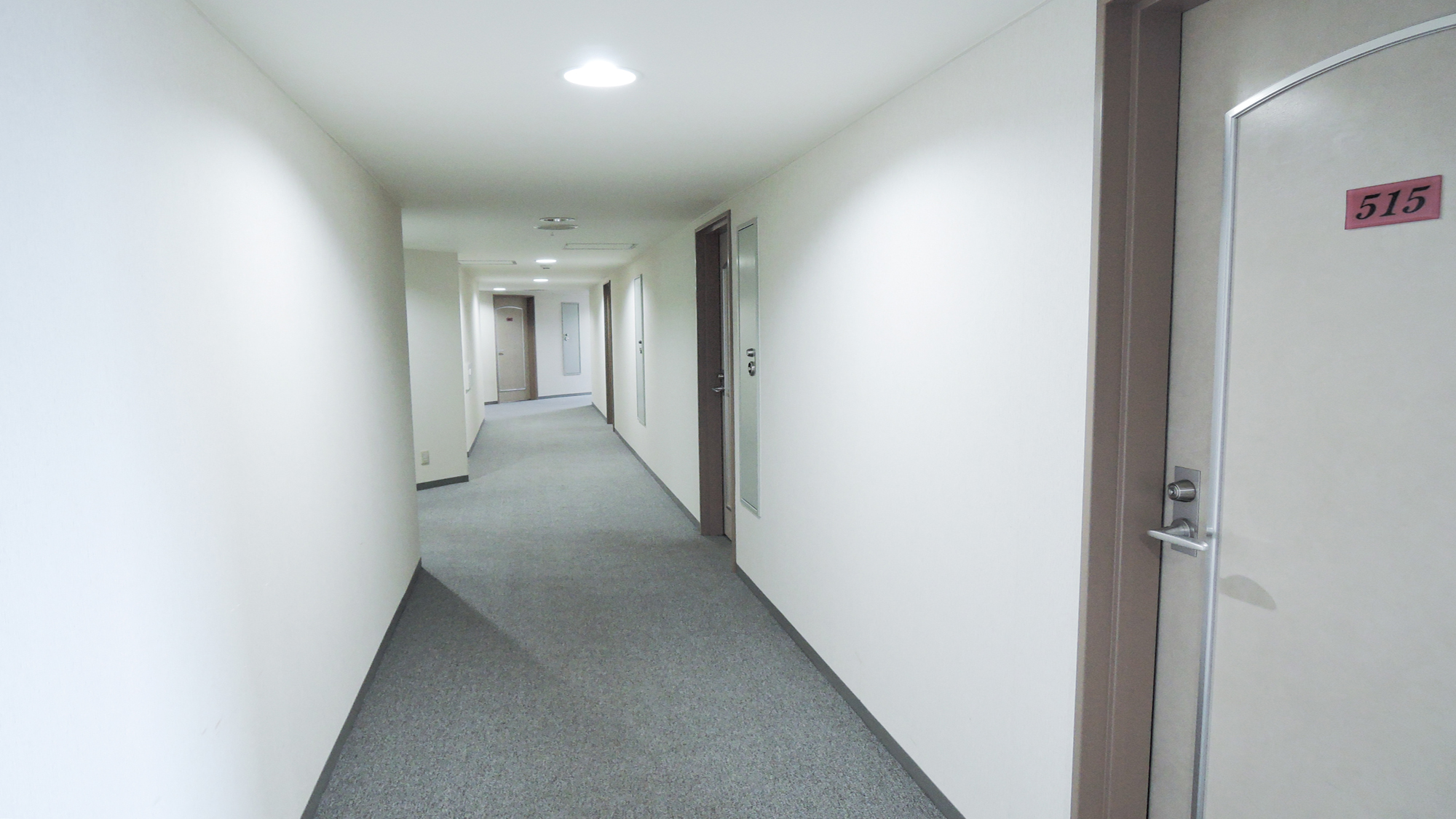 *【施設内/廊下】白が基調の廊下は明るく、幅もゆったりしているのでお荷物の運びも楽チンです。