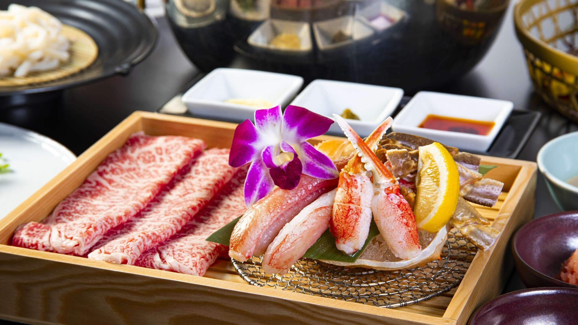 【しゃぶしゃぶ・前半】夕食は「国産牛ロースと蟹の豪華盛り合わせ（ずわい蟹など）」＆朝食ビュッフェ