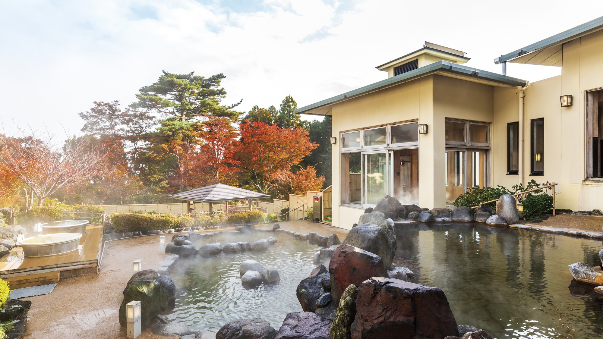 ユネッサンの絶景露天風呂。秋は紅葉を眺めながら