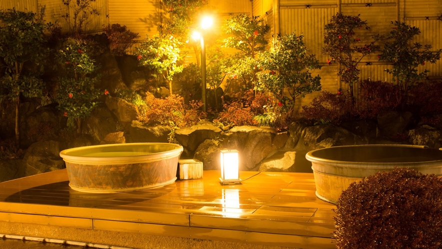 「森の湯」露天風呂。夜は素敵な雰囲気に