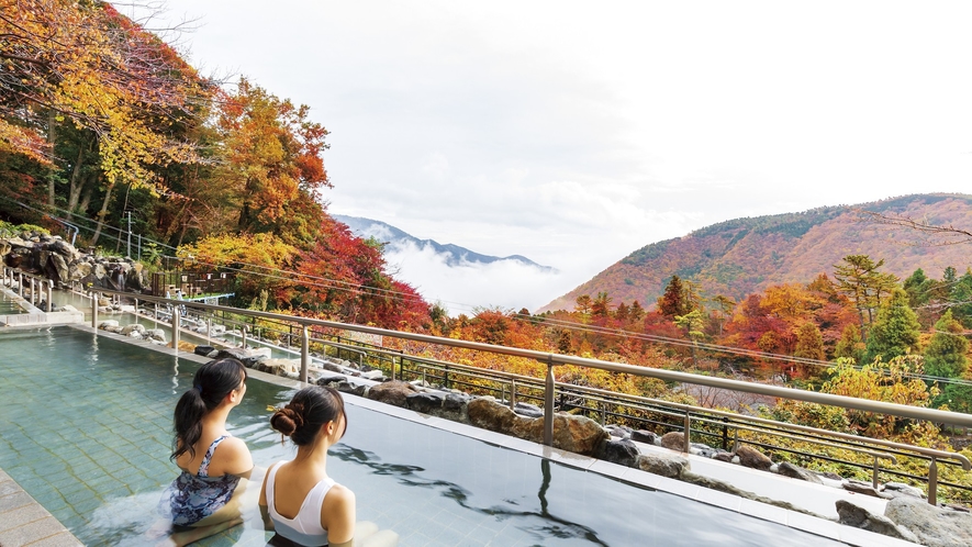 ユネッサンの絶景露天風呂。秋は紅葉を眺めながら