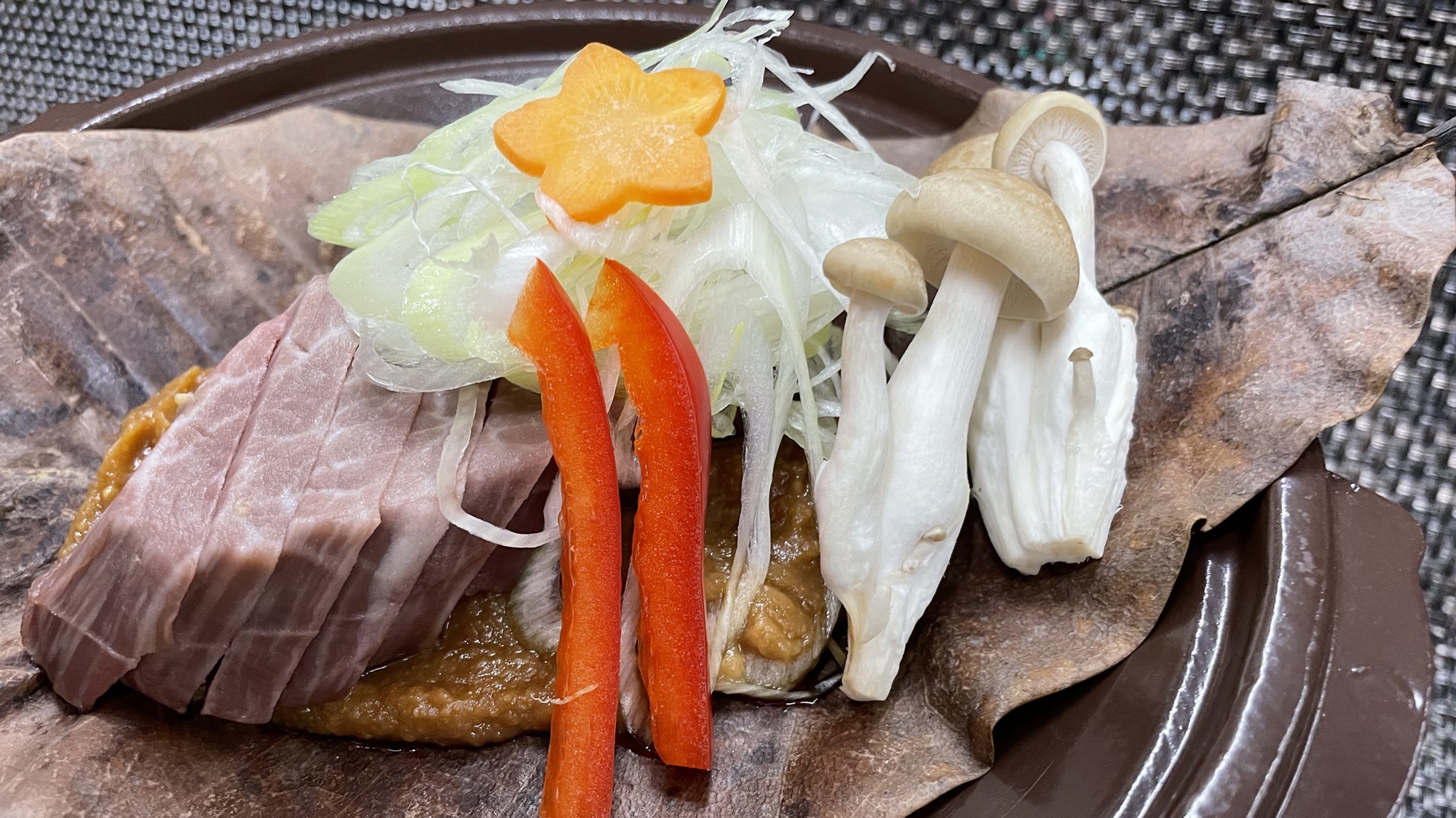 *【国産牛朴葉焼き】朴葉と味噌の香りが食欲を掻き立てます。