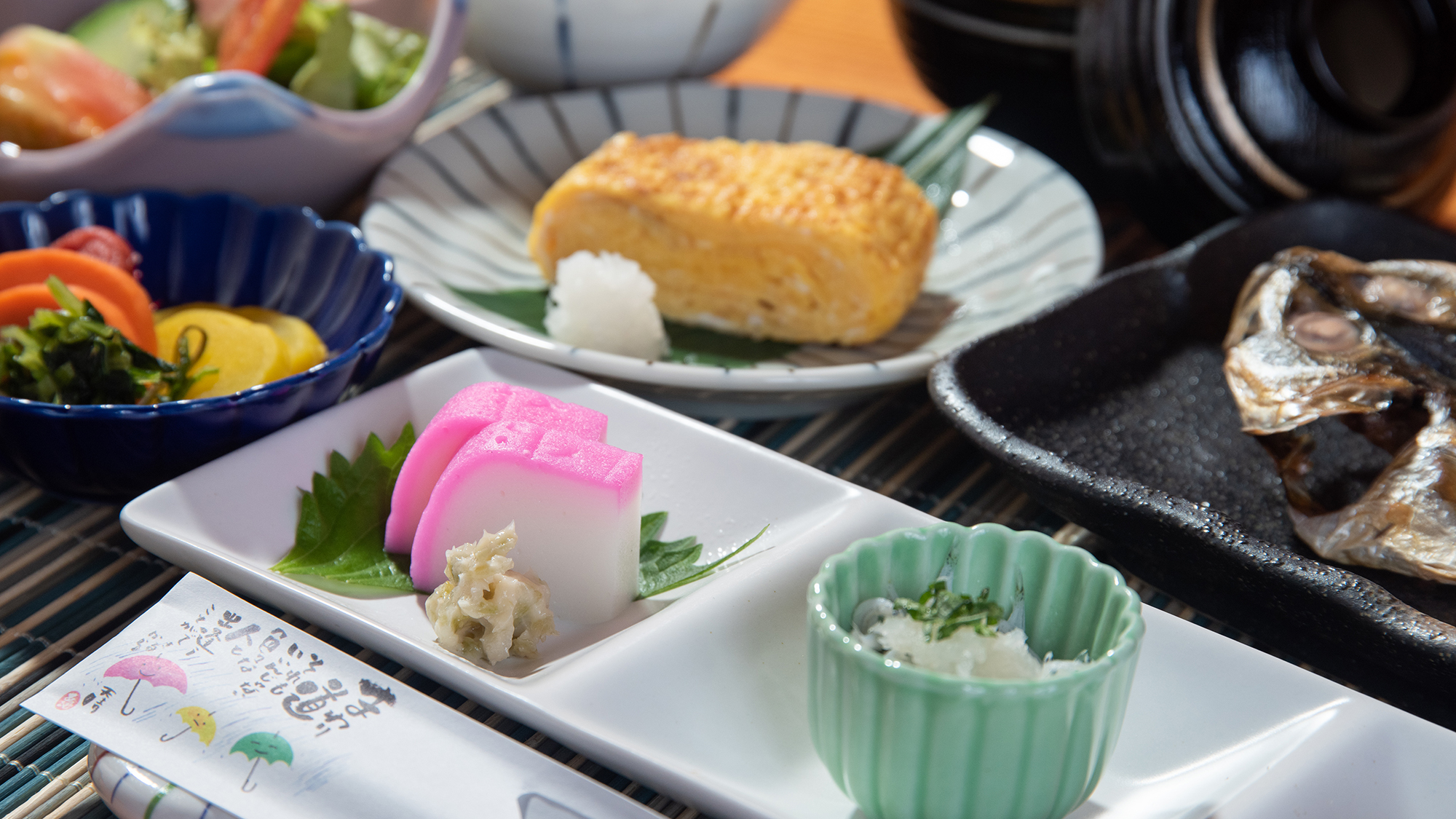 *【朝食】県西地域の食材をメインとした家庭料理。緑が映える大窓のレストランでお召し上がりください。