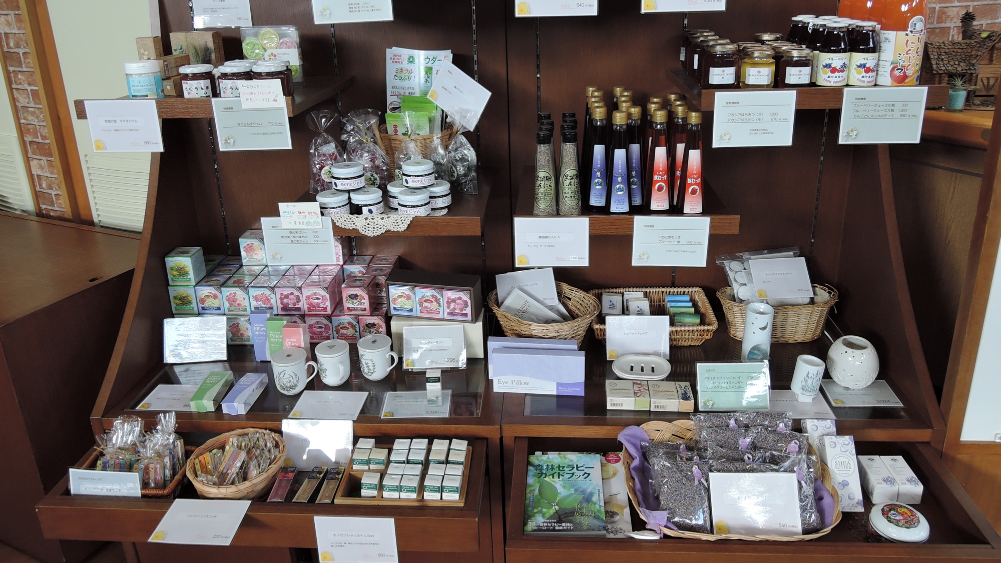 *ロビー売店／ハーブ商品や、ジュースやジャムなど手作りの加工品がずらり。