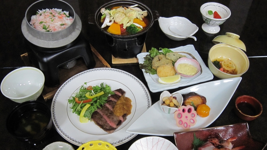 *夕食一例／グレードアップコース一例。県産ブランド牛「福島牛」をステーキで。