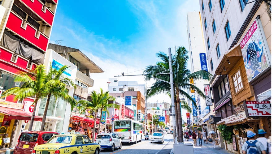 **国際通り/当館から車で約1時間。沖縄屈指の人気スポットでグルメやショッピングをお楽しみ下さい♪
