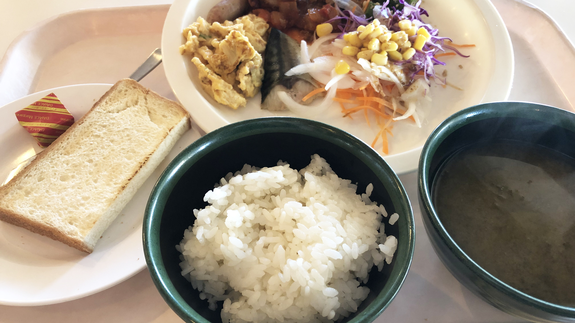 *【ご朝食】盛り付け一例。お好きなものをお好きなだけお召し上がり下さいませ。