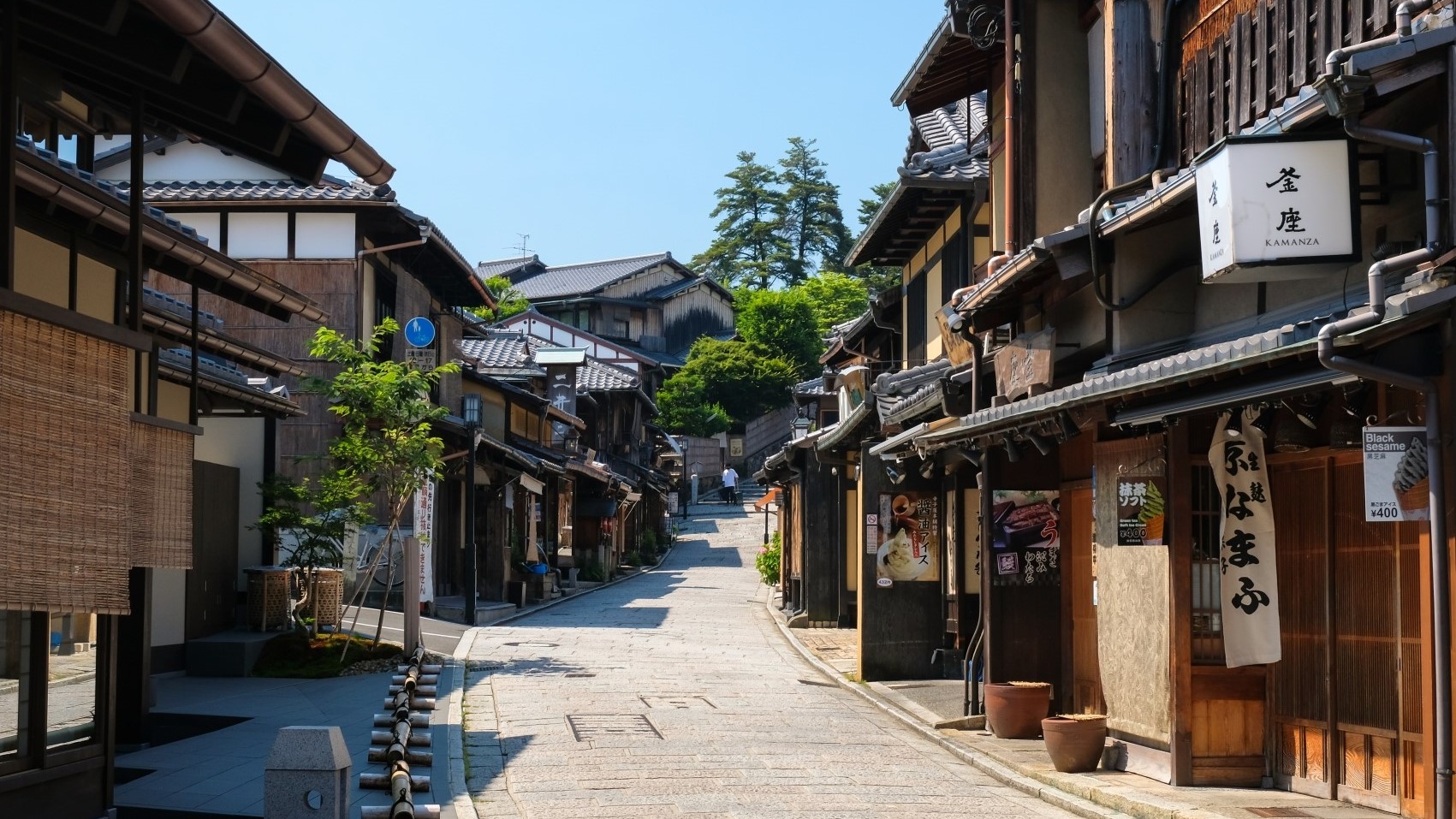 ■清水坂■清水寺に続く参道。食べ物やお土産屋さんが軒を連ねます。