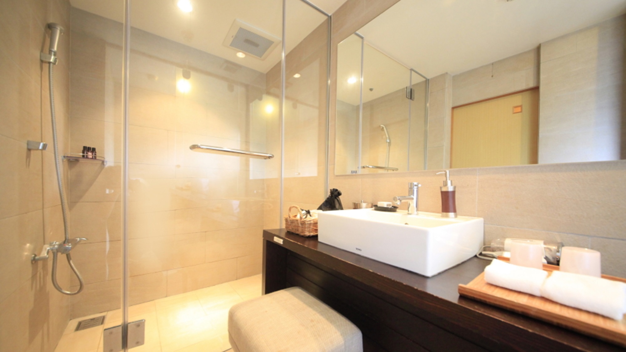 【和室10畳】清潔感のある洗面台とシャワーブース