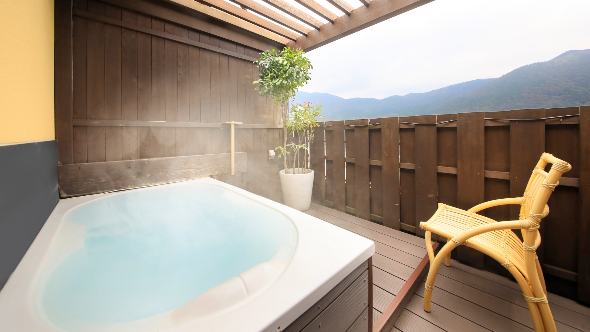 【本館/貸切露天風呂】ミルクのようなバブルで美肌効果も抜群