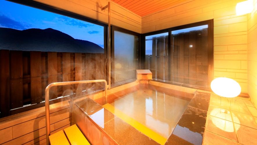 【温泉半露天風呂付き和室ダブル】客室のお風呂は大涌谷温泉を使用