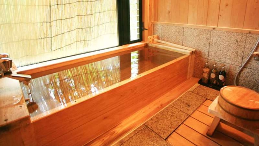客室｜【離れ】日の間/客室専用の檜風呂で温泉を満喫。