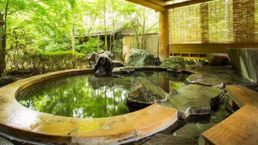 温泉｜由布岳を望む大露天風呂。