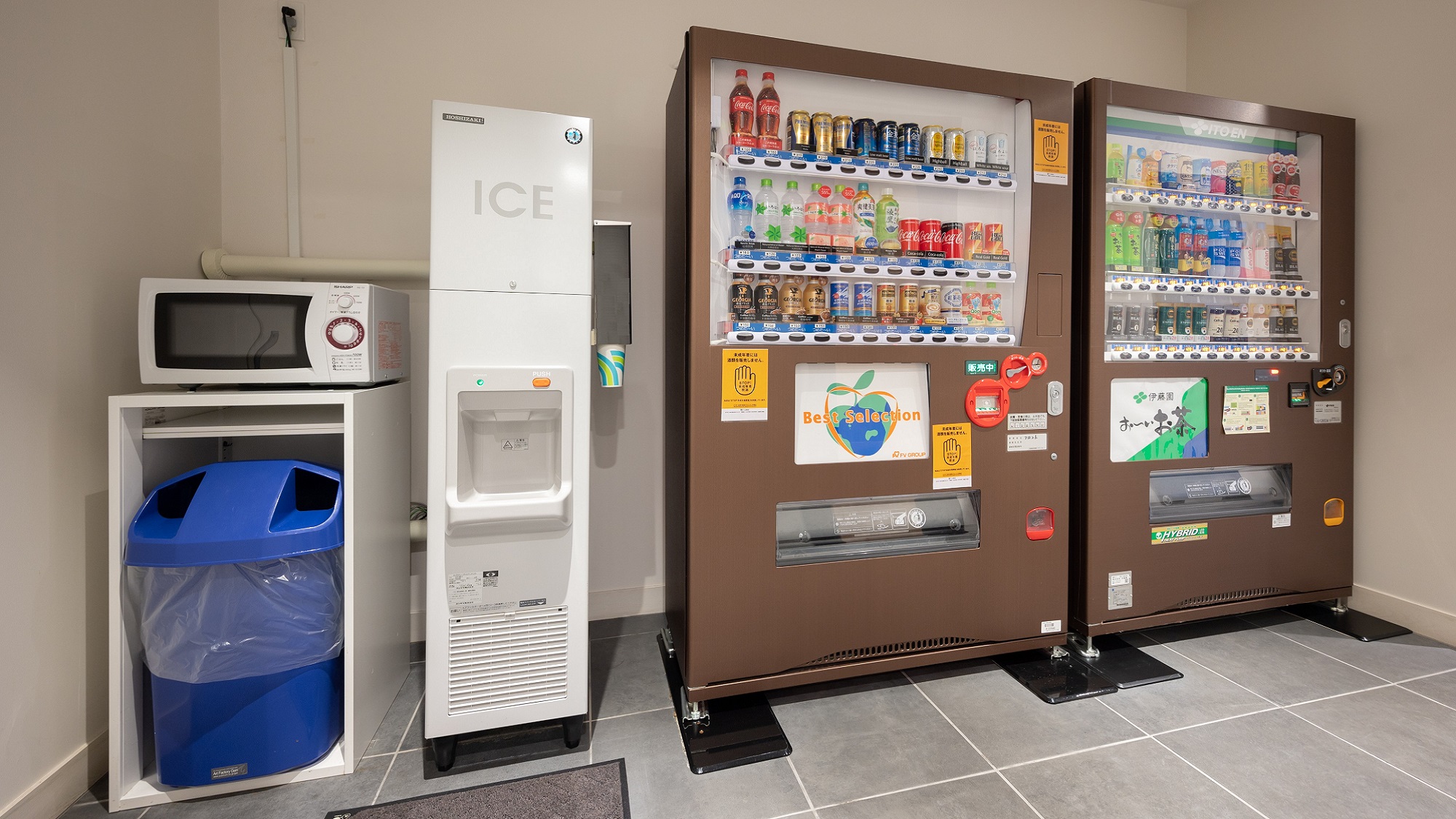 自動販売機（ソフトドリンク+アルコール）、電子レンジ、製氷機（4階）