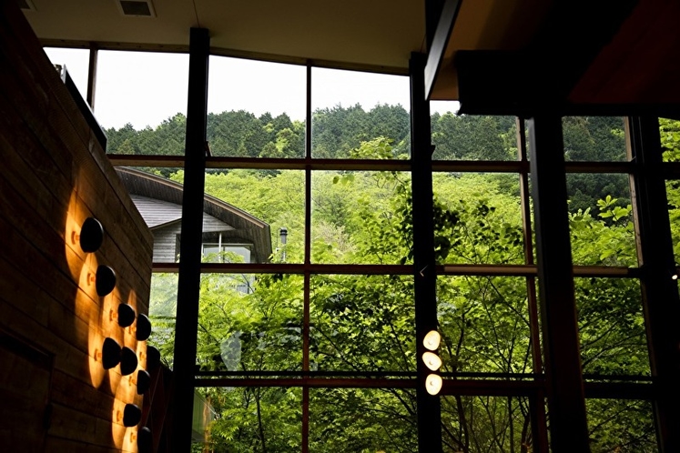 WOODSIDE dining　高い天井とガラス張りの開放感あふれる空間のダイニングです。