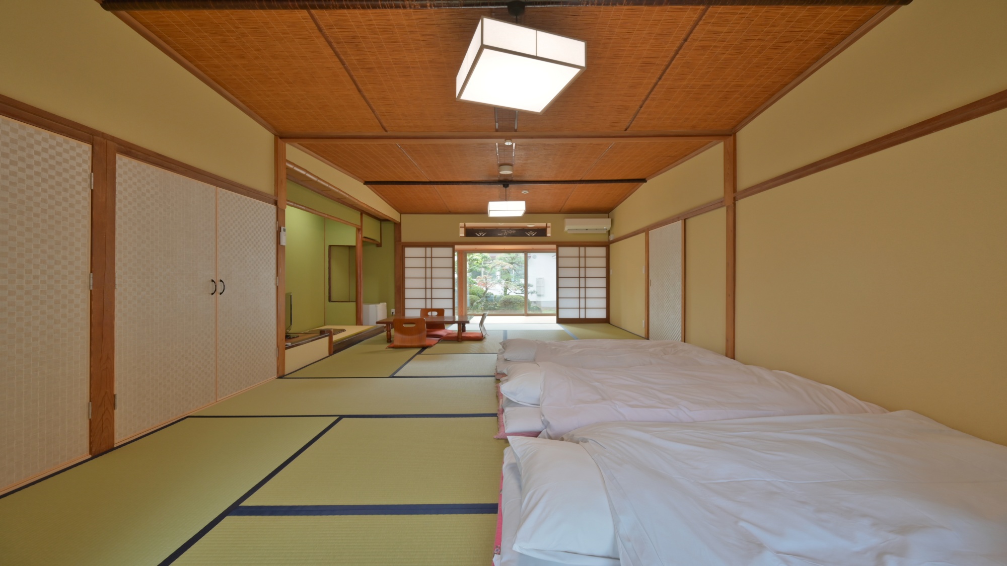 広々とした純和室。畳の上でゆったり寛ぎ、心落ち着く癒しのひとときを。