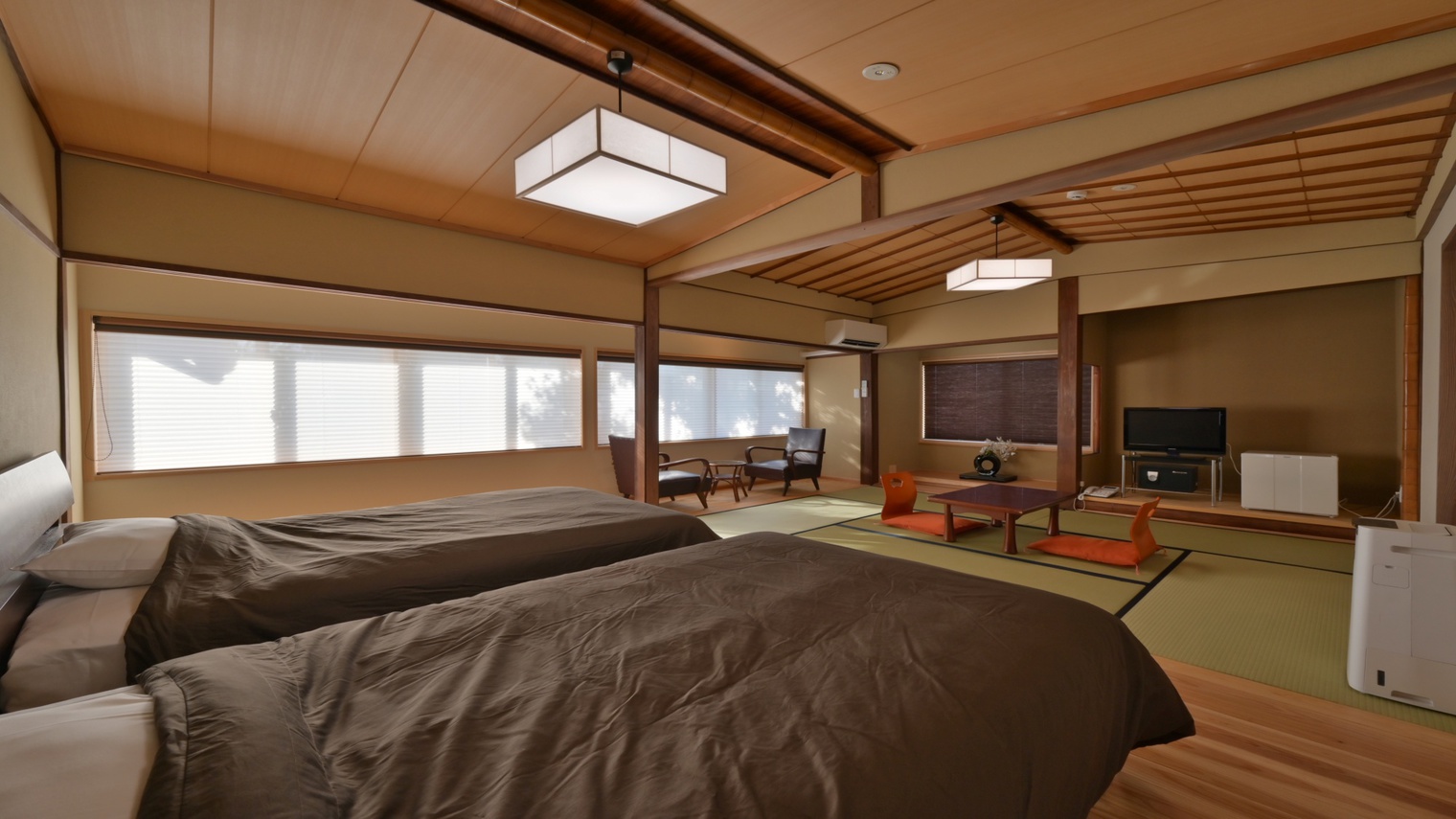 和モダンな空間が魅力の「茜の部屋」。温もりと落ち着きのある癒しの空間。