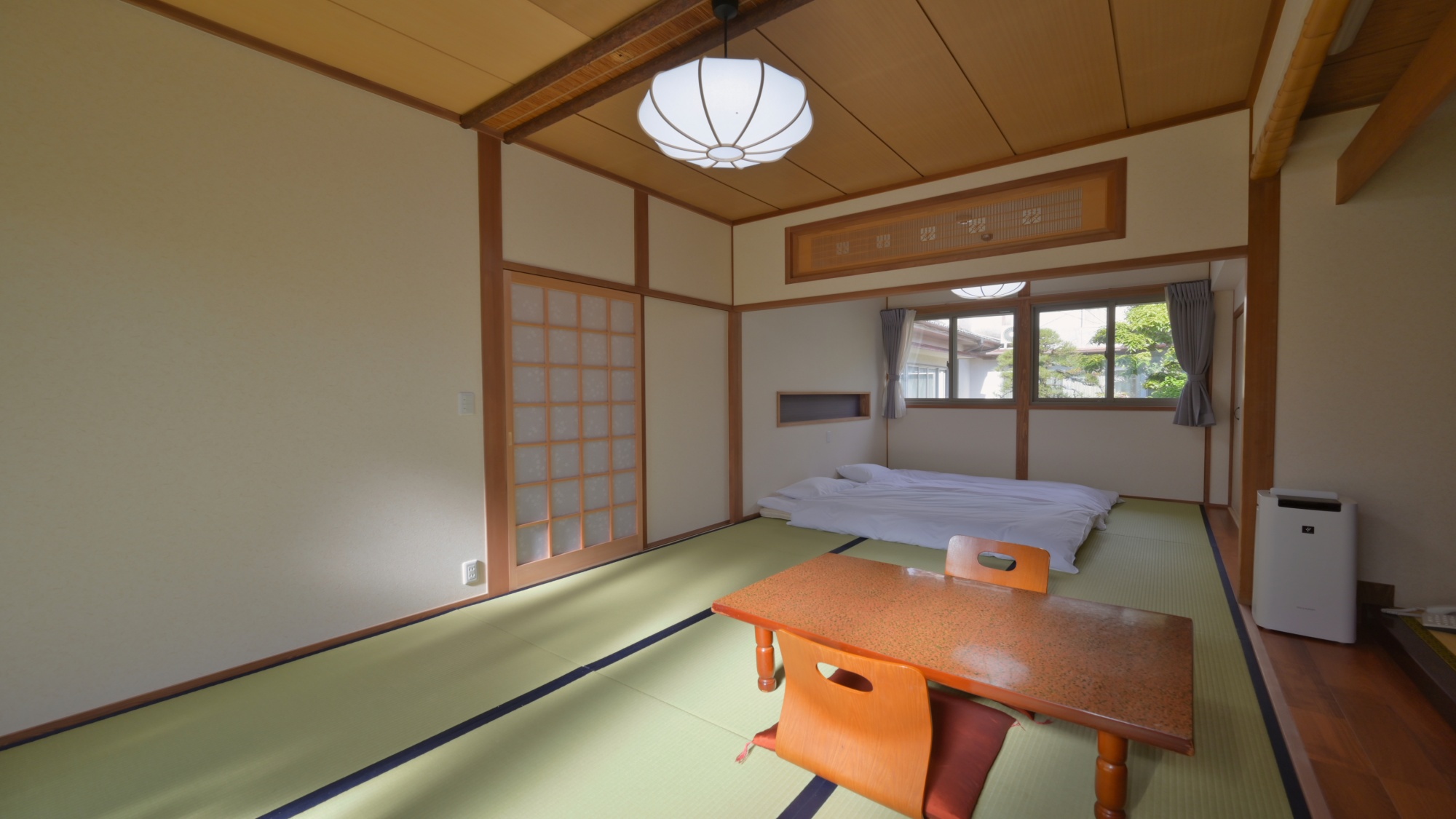 優しい陽光が差し込む和の空間。畳の香りに包まれ、心から寛げるひとときを。