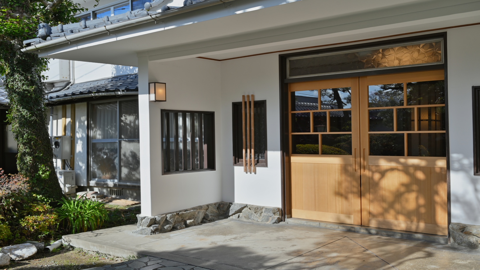 木の温もりが迎える風情ある入口。心落ち着く和の空間へ足を踏み入れる瞬間。