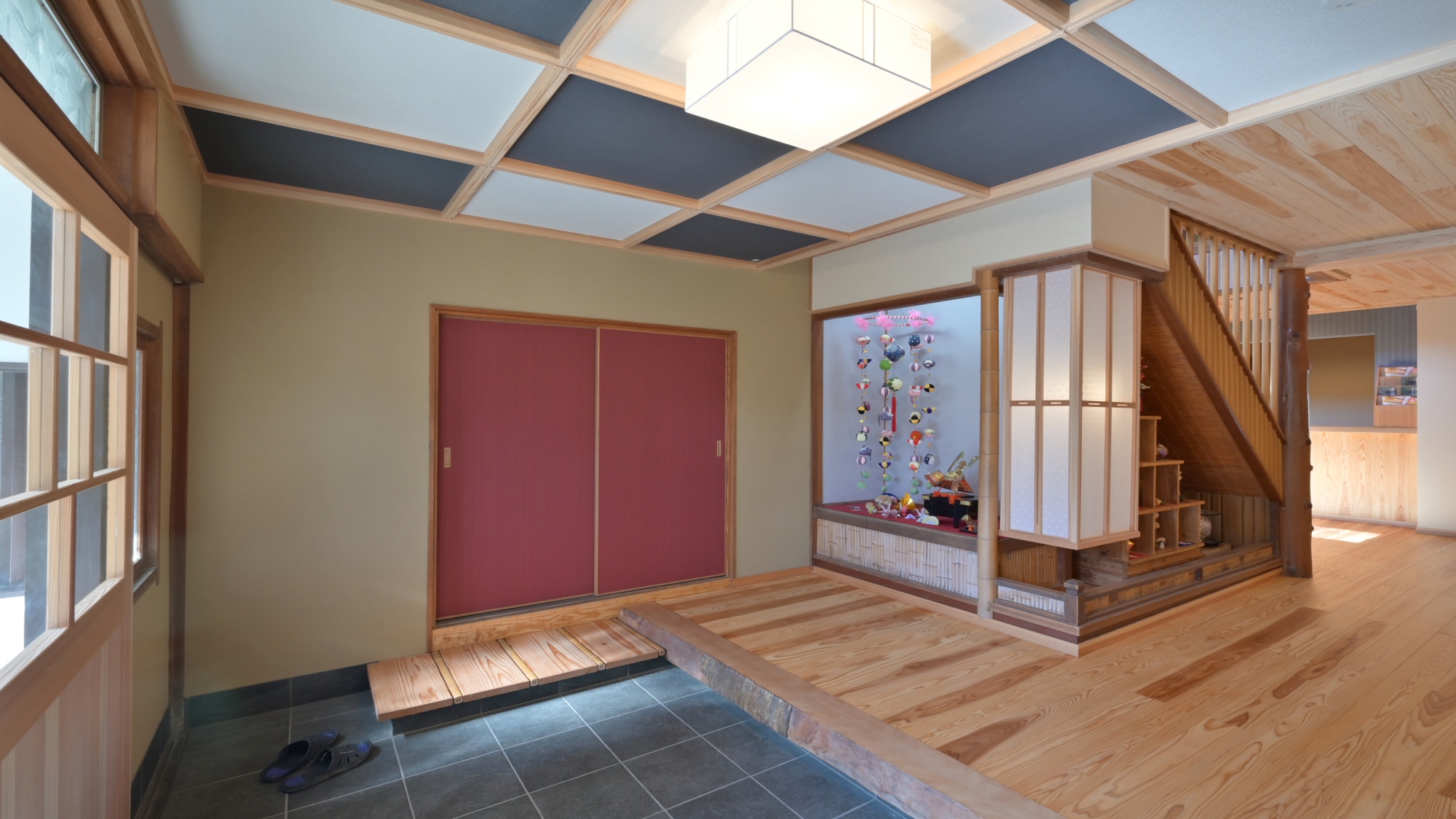 和の趣が漂う玄関。温かみのある灯りが訪れる人を迎える。