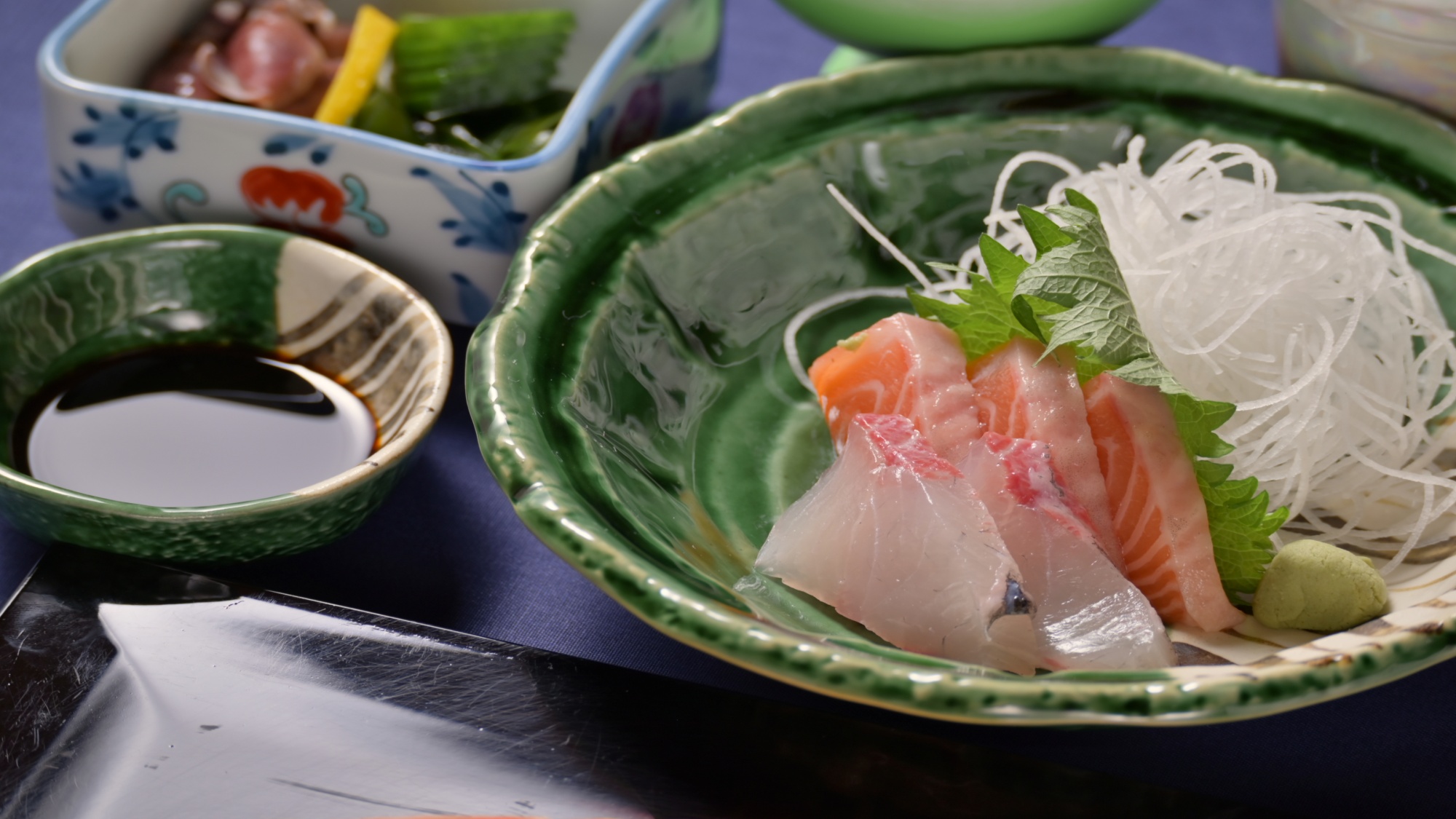 ぷるんと弾む新鮮な刺身。噛むほどに甘みと旨味が広がり、海の恵みを存分に堪能。