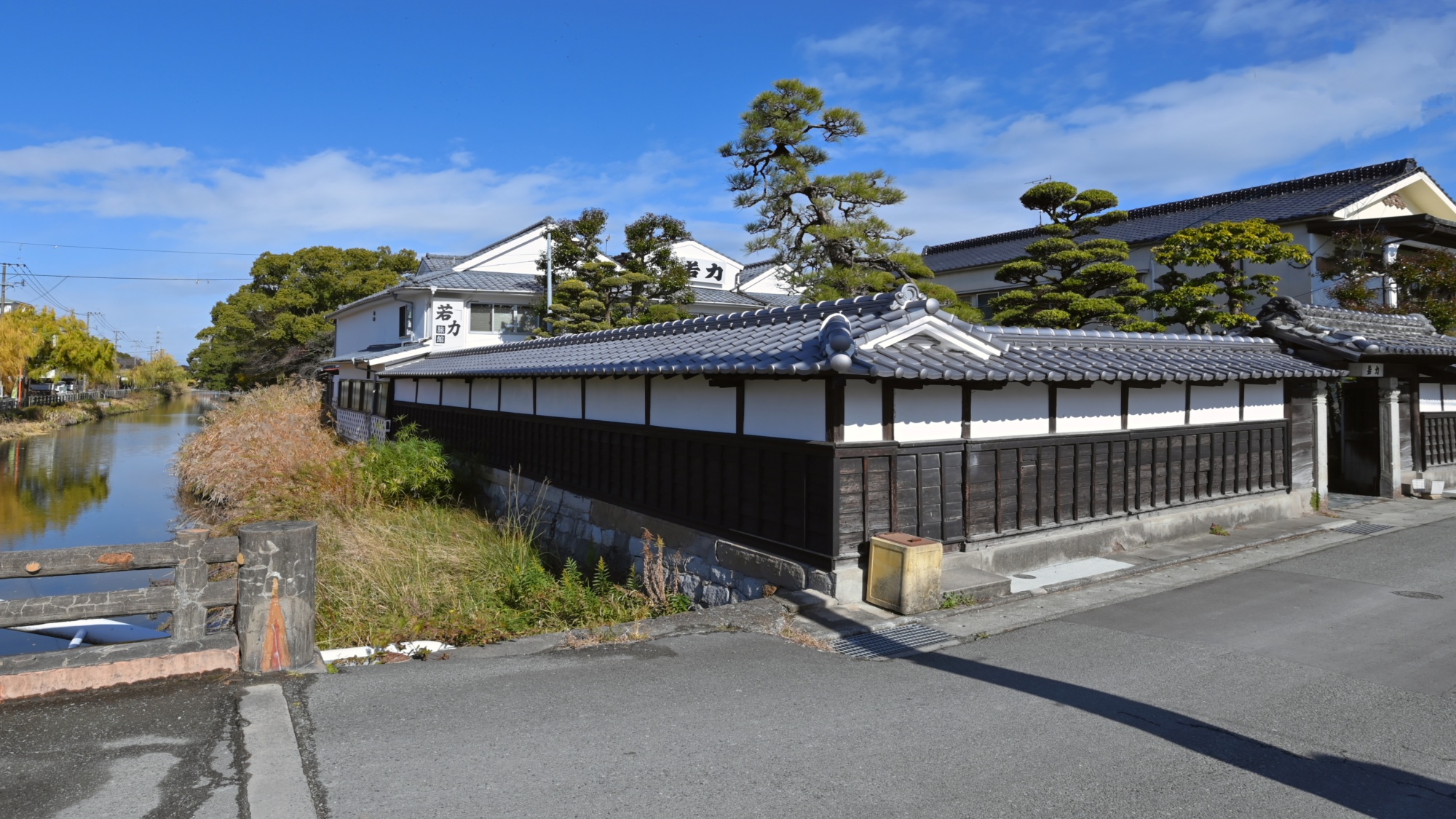 和の趣を感じる落ち着いた外観。伝統美と温もりが調和する佇まい。