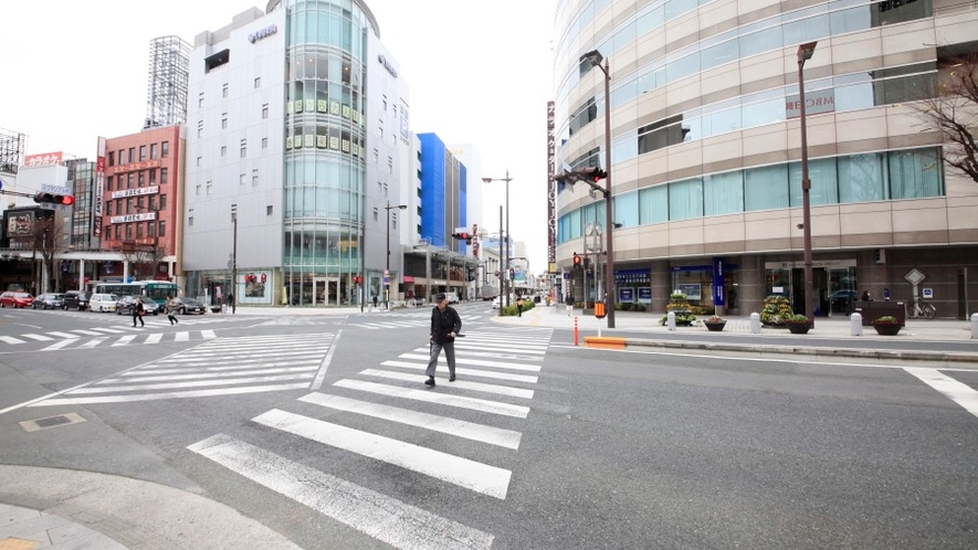 ⑨｢みずほ銀行｣と｢YAMAHA｣の間に向かい横断歩道をわたる