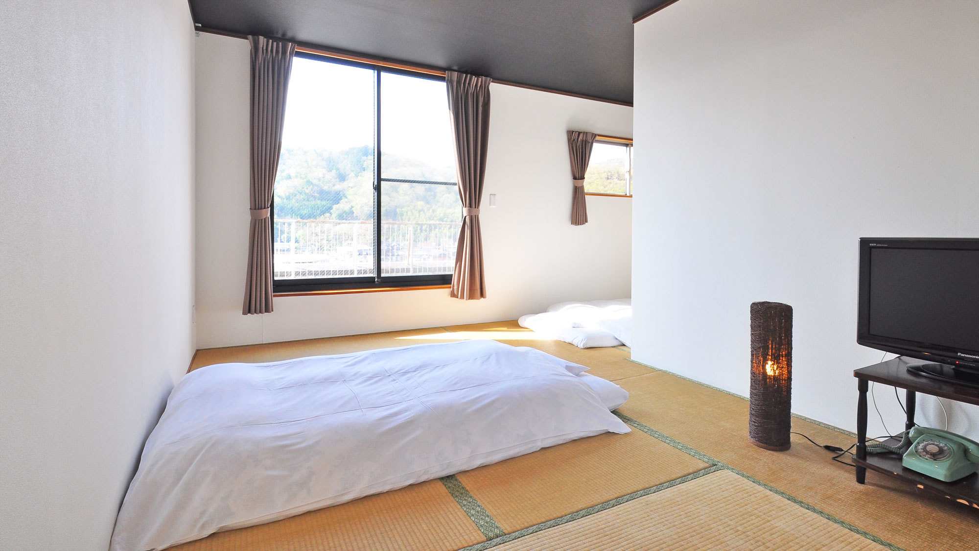 【禁煙和室8畳+居間（本館）B0】すっきりとした畳のお部屋にはテレビの設置がございます。