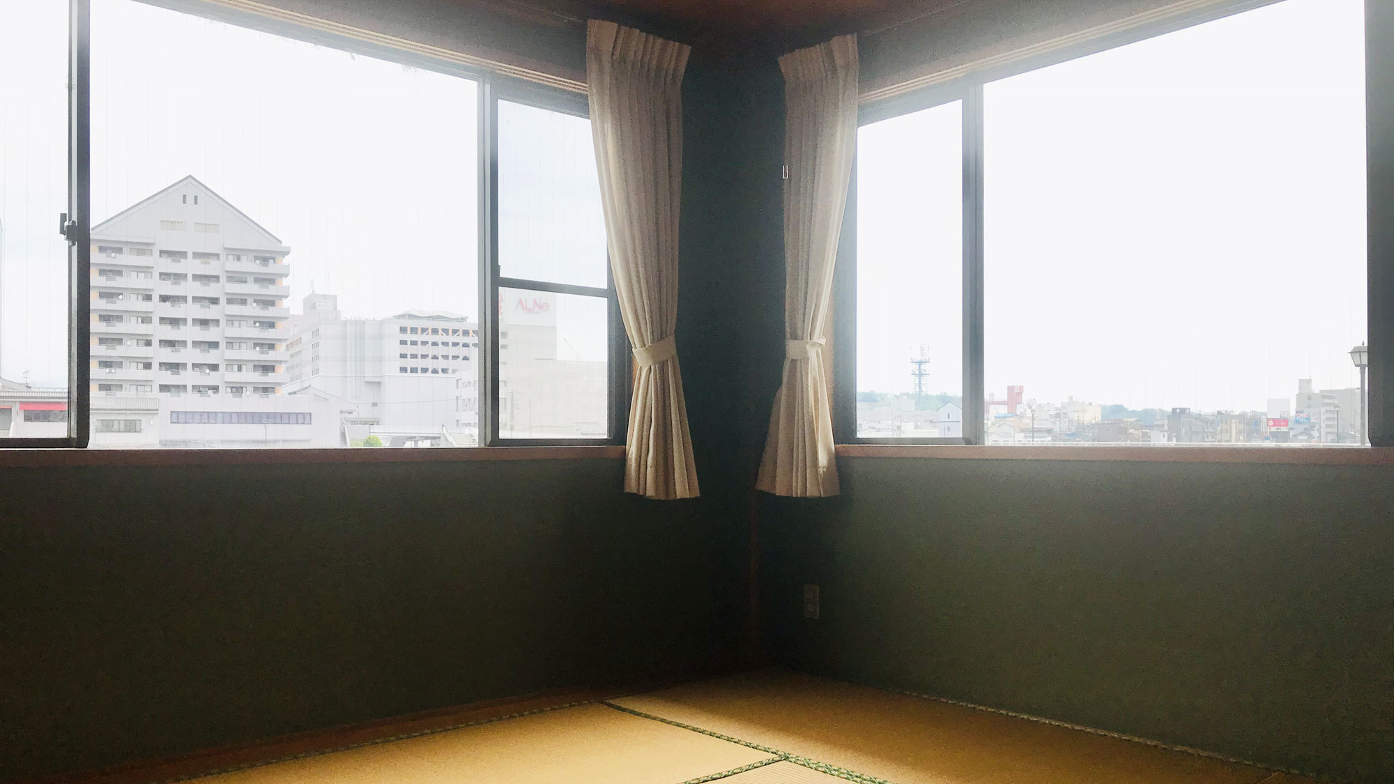 【喫煙和室8畳+居間（本館・離れ）A8】懐かしさを感じる離れの和室は、窓からの眺望も良好です。