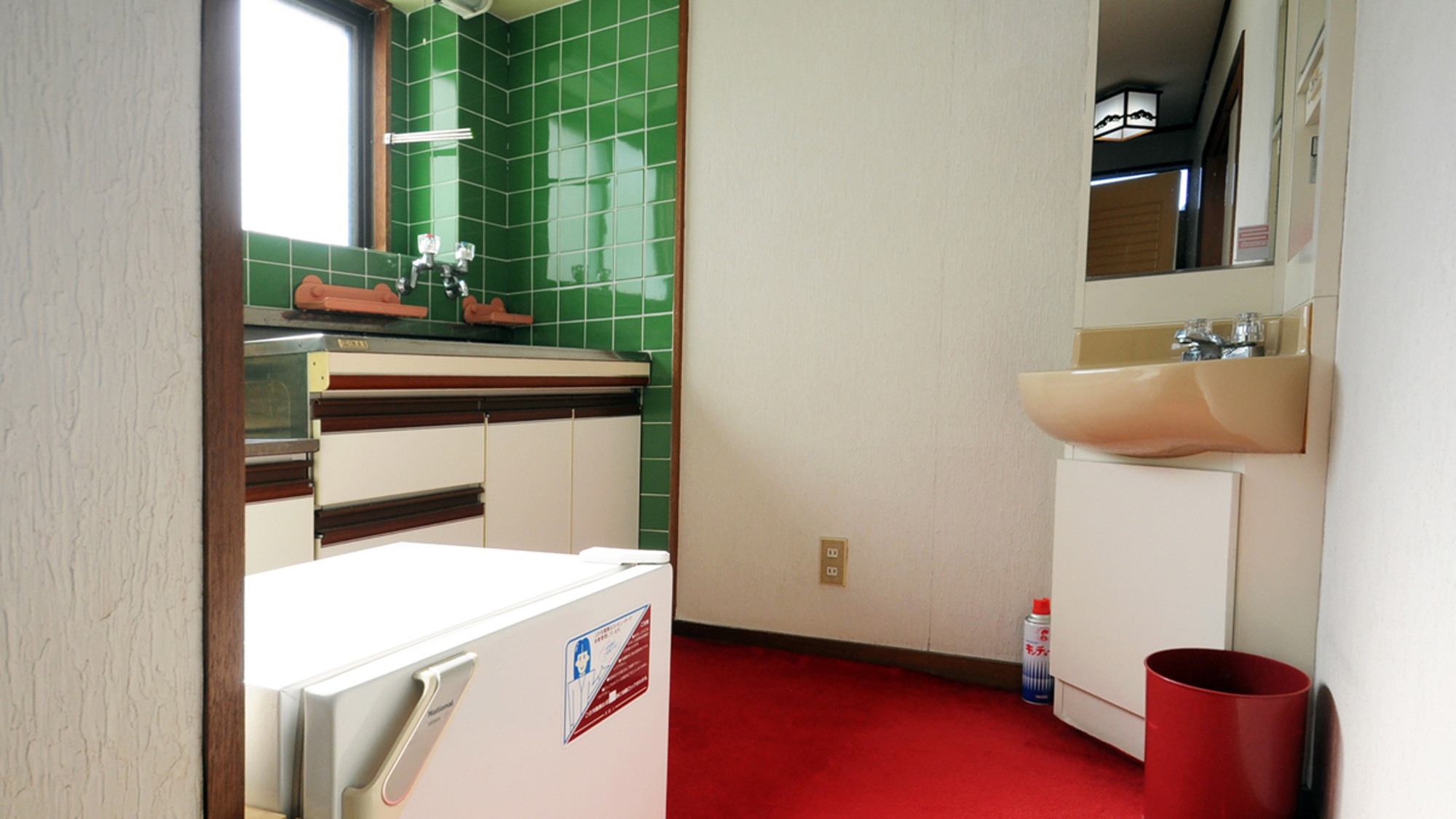 【喫煙和室8畳+居間（本館・離れ）A8】台所・冷蔵庫・洗面台の利用はご自由にどうぞ。