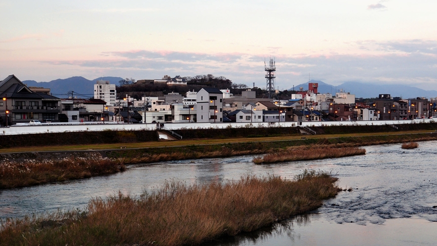 【吉井川と津山城】場所によっては、津山城と吉井川を同時に眺めることができます。