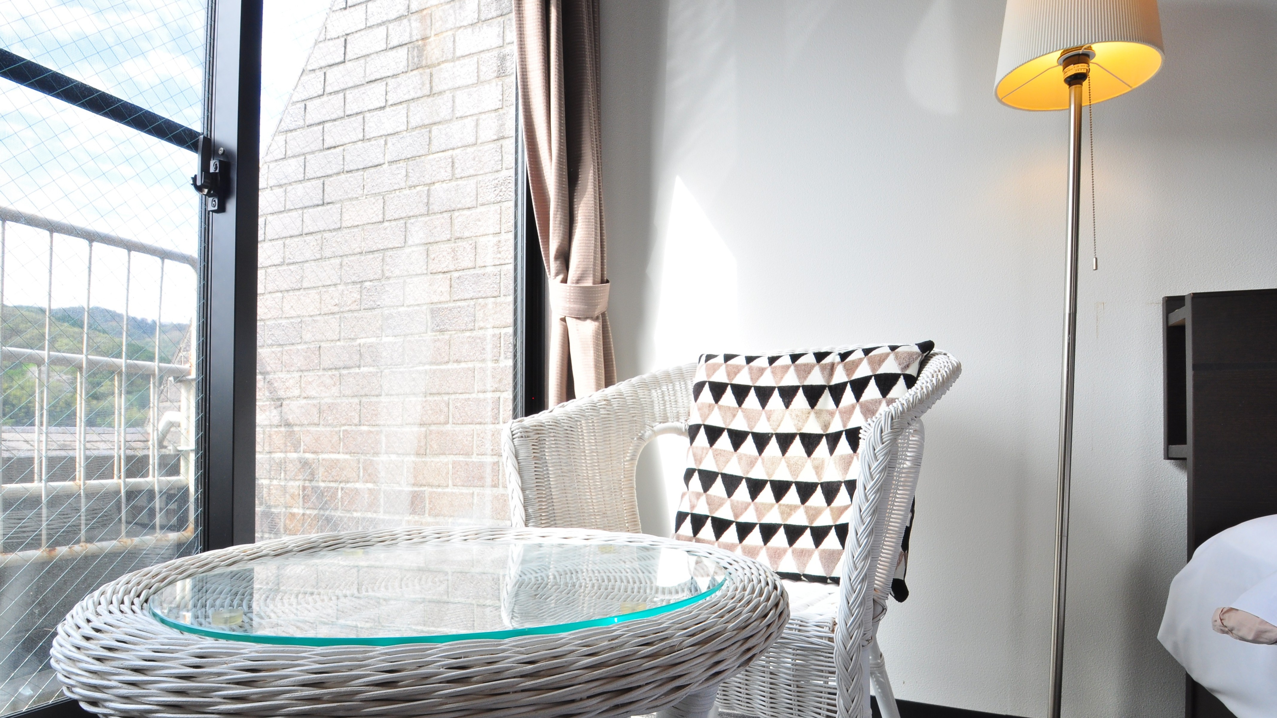 禁煙ツイン　本館（テーブル周辺）A9