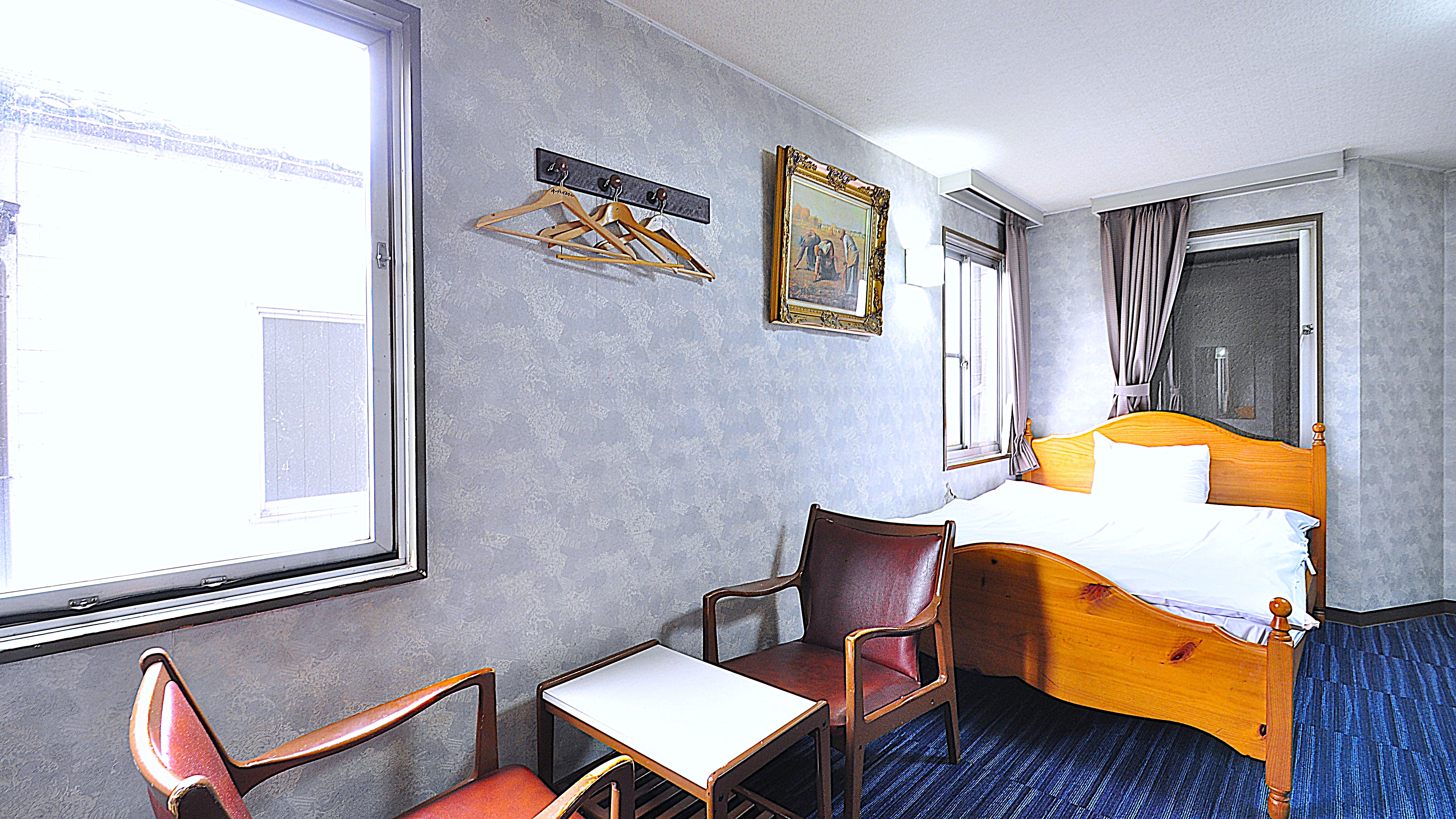 喫煙トリプル　本館　A4（テーブル周辺）