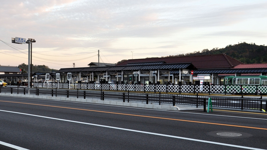 【津山駅】当館から徒歩約5分にございます。当館へのアクセス時にぜひご利用くださいませ。