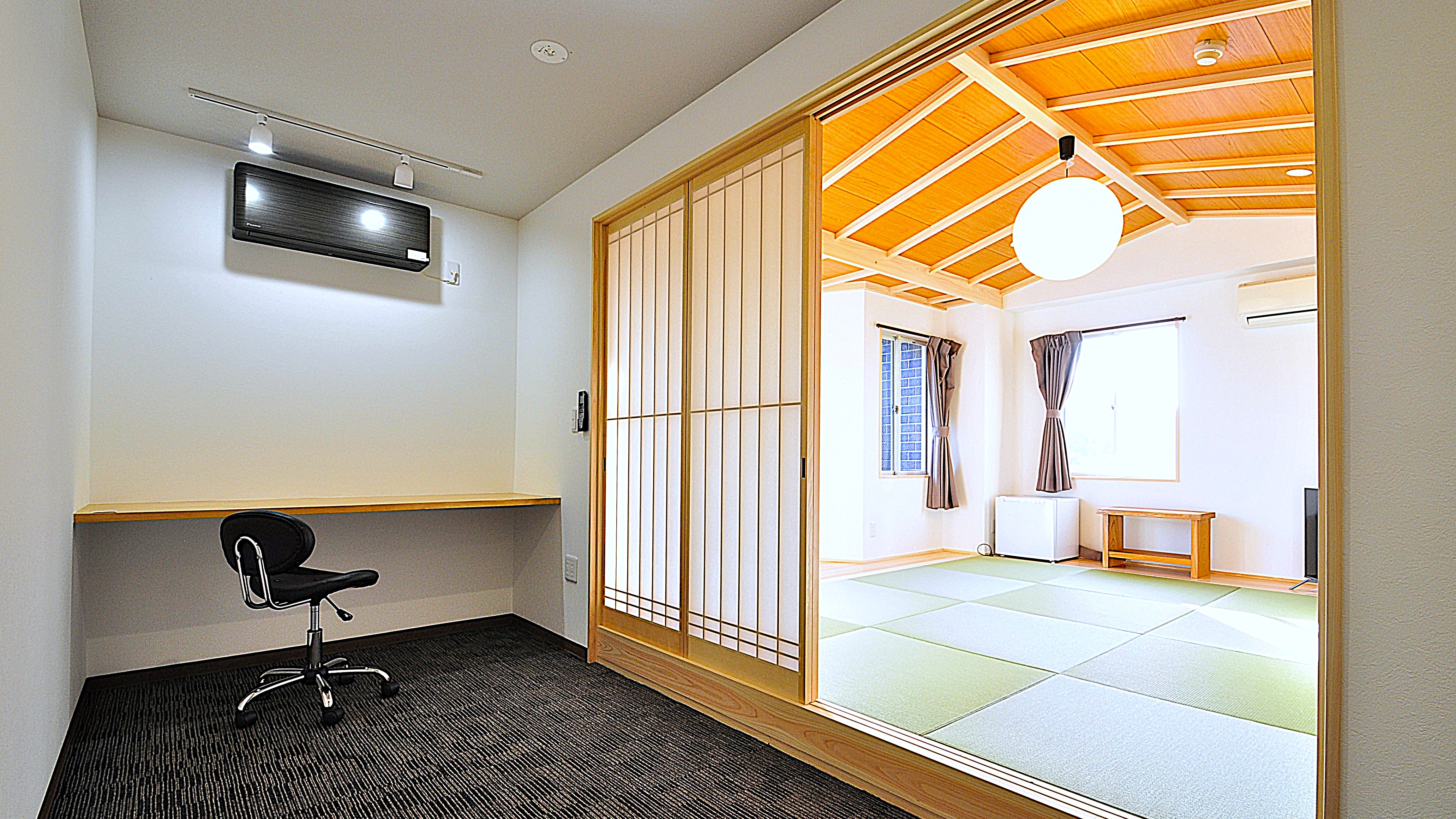 禁煙和洋室9畳　本館（デスク側）　B7