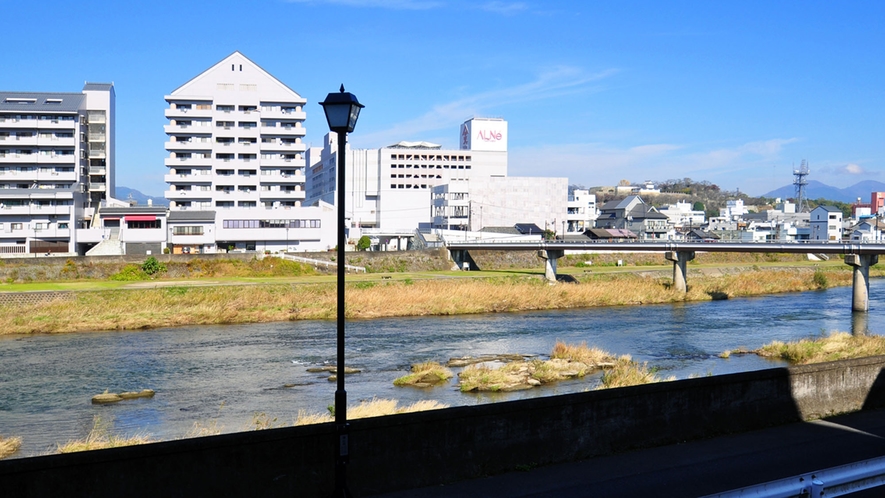 【景観】外の非常階段からは、今津屋橋と吉井川をご覧いただけます。