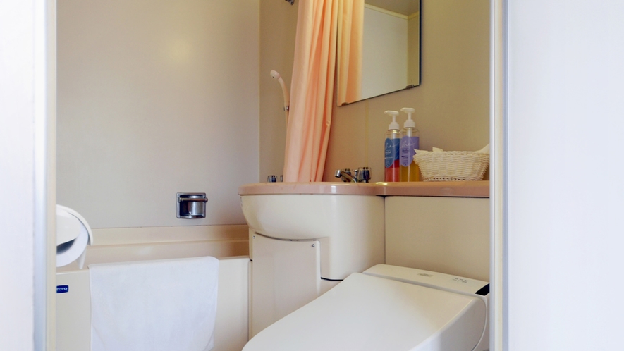 【客室】バストイレ一例。温水洗浄対応済みと未対応の客室がございますので、予めご了承くださいませ。