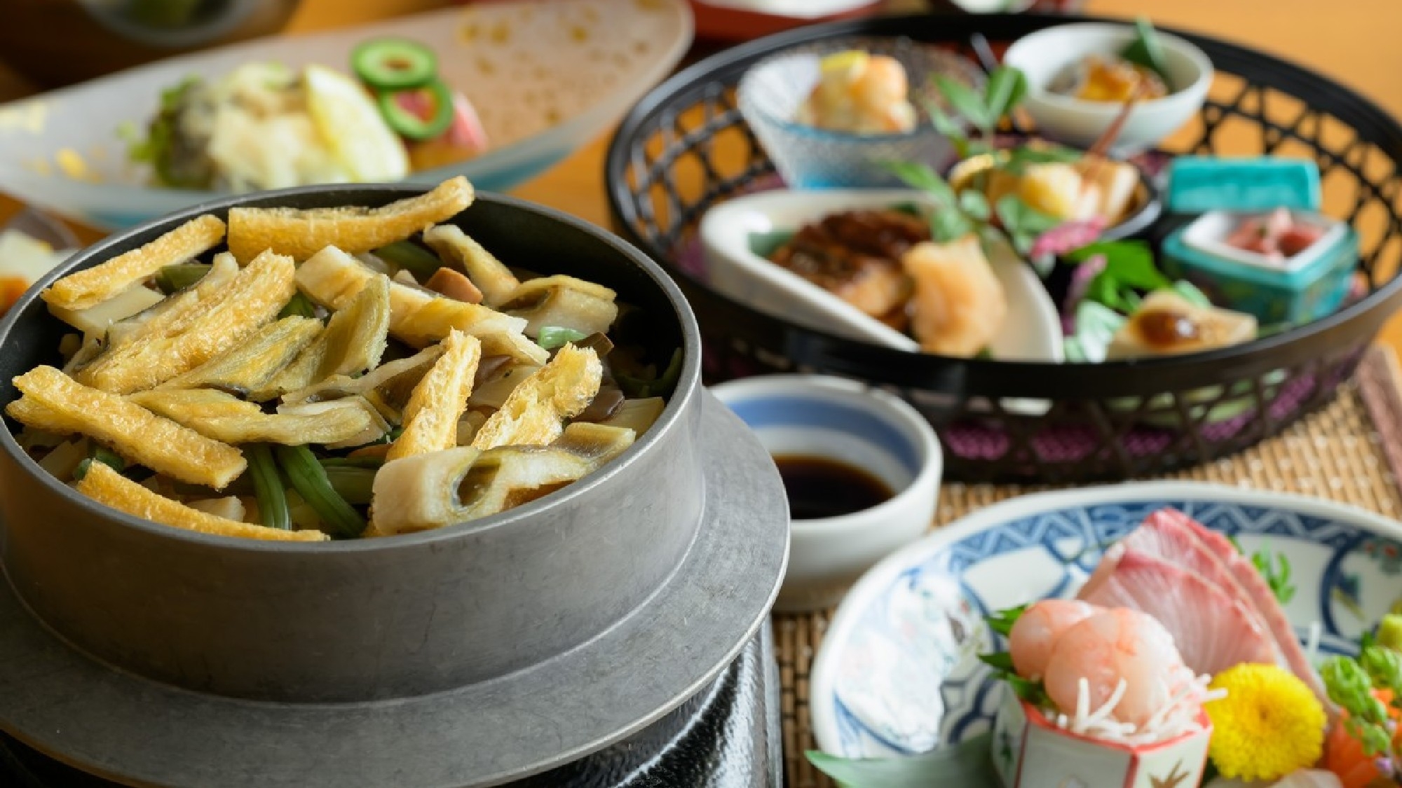 【ほたるスポット鑑賞ツアー〇夕食はほたる会席】6月はほたる三昧！幻想的な光は癒し効果抜群！