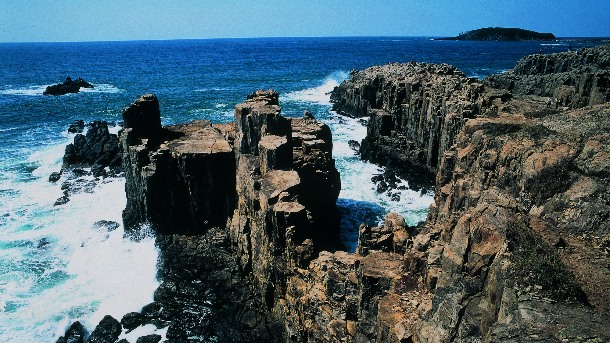 越前海岸は車で約１時間。隆起海岸による男らしい雄々しい奇岩断崖が特徴です。