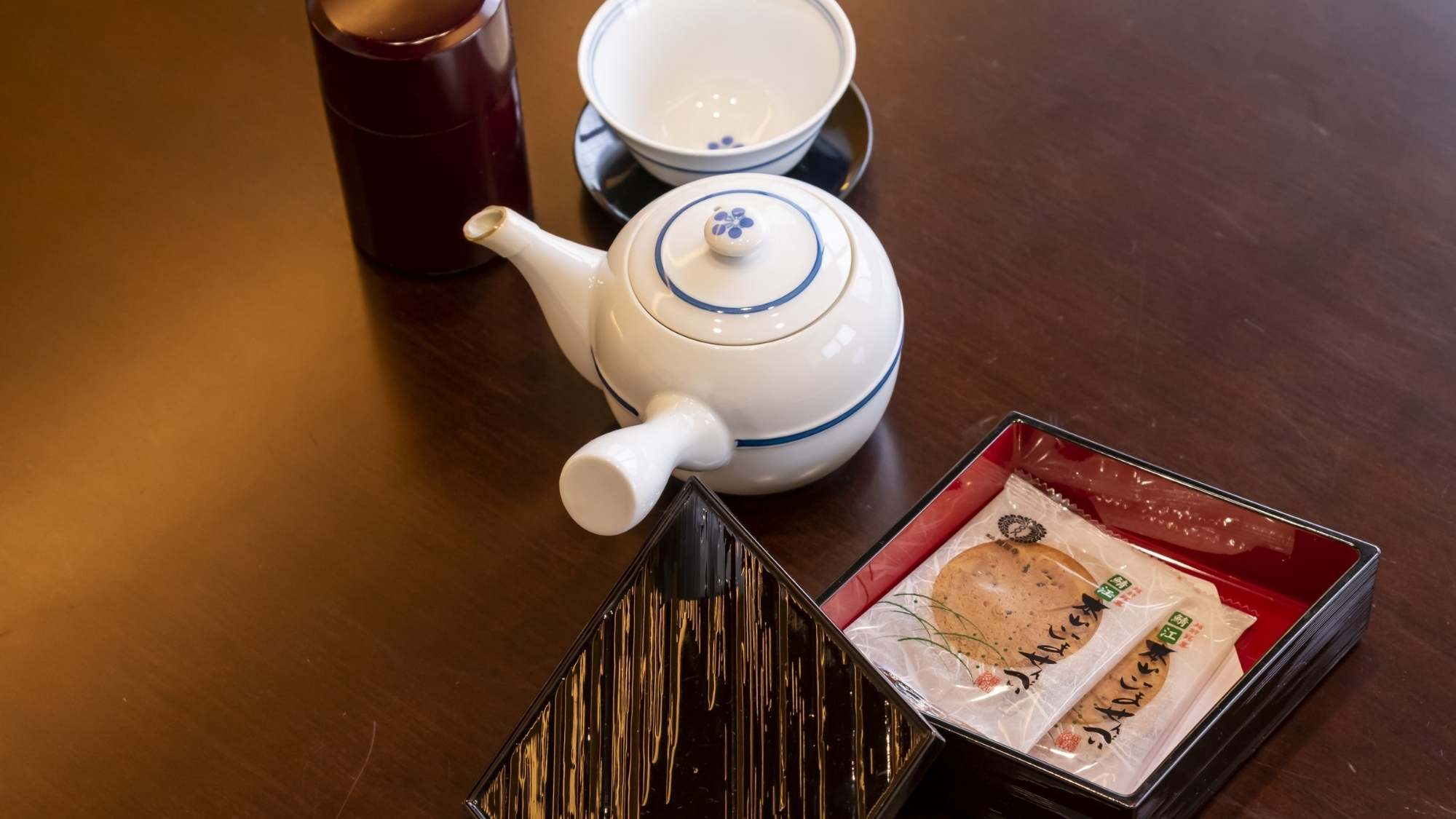 客室ではのんびりと、お茶菓子とお茶をご用意しております。