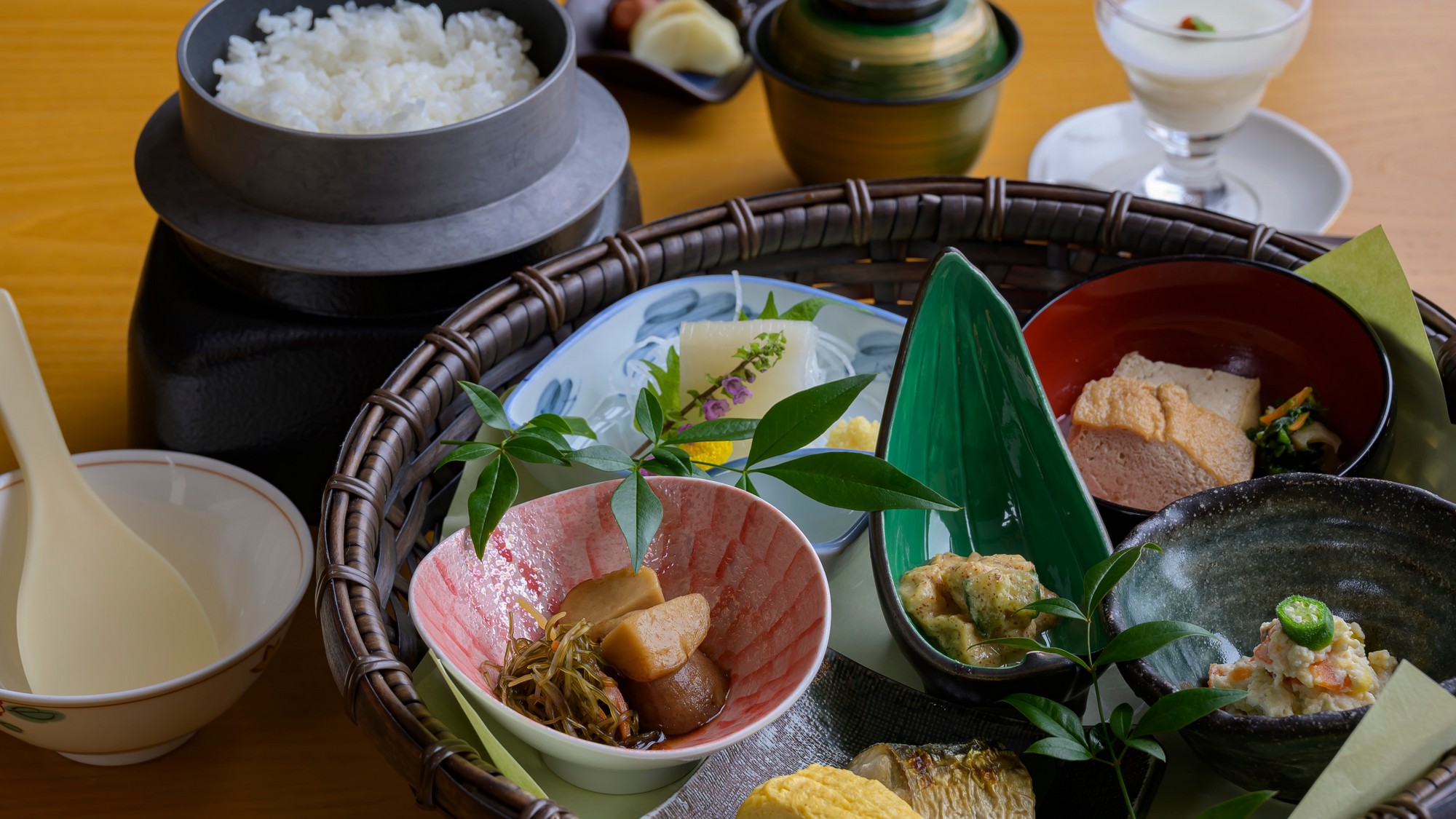 【ご朝食】ほくほくの釜飯にお箸も進みます♪
